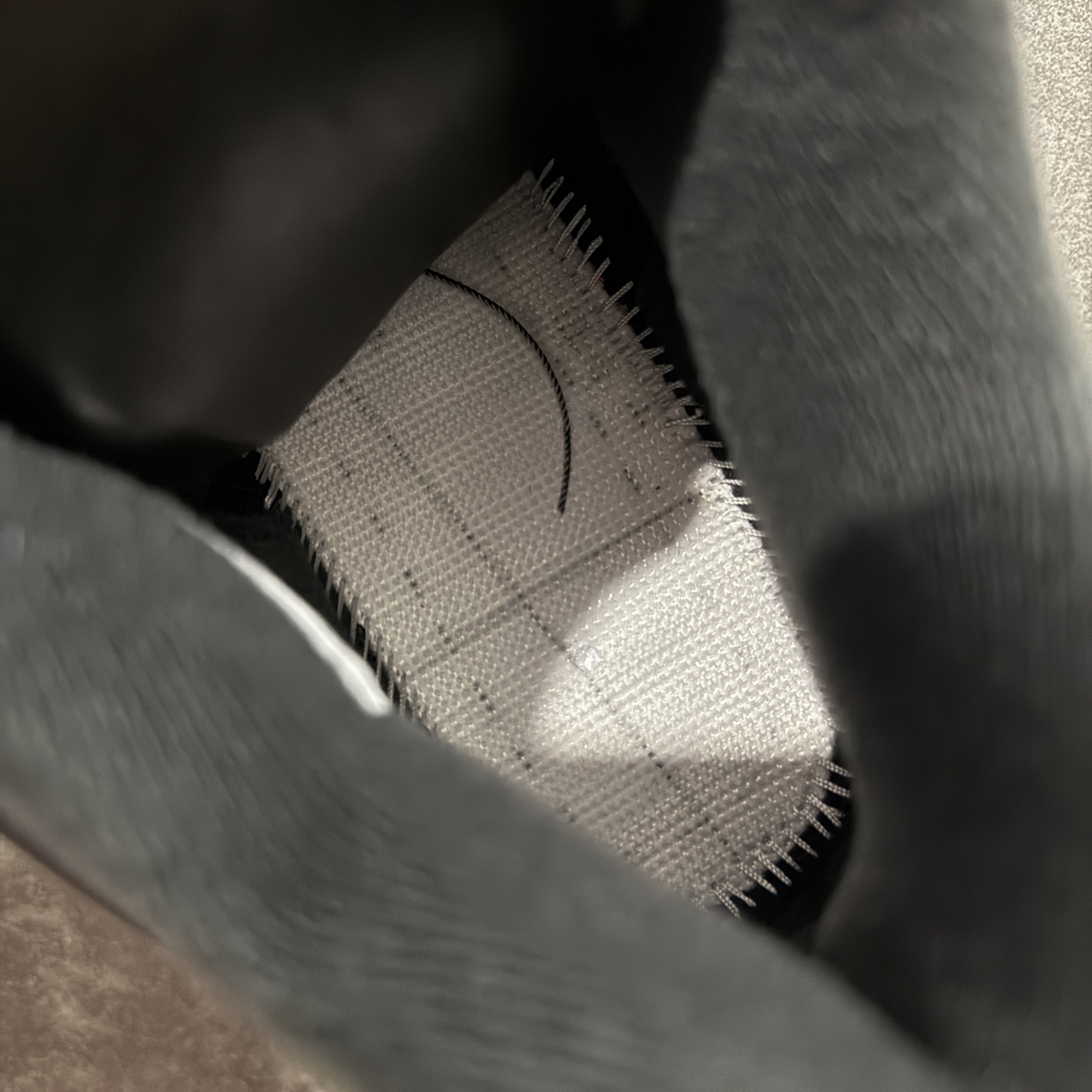 图片[9]-【GX版】Air Jordan AJ4 Retro “Imperial Purple” 帝王紫 FV5029-500 全新批次 重点区分市面 唯一正确细节 后跟饰片中心位置有合模线 超弹硅胶材质 内层不织布补强 补强为硅胶提供更强耐久性 避免断裂 圈内最强四代 耗时半年巨作 全套原纸板楦头开发 原厂特供皮料加持 确保原汁原味 完美呈现四代版型 一比一鞋头弧度高度鞋身弧度 数据细节工艺流程均保持原鞋一致 原厂TPU网格鞋带扣 正确内里网布 菱角分明不变形无多余毛边 柔软性质感一致于原鞋 市场唯一原厂鞋扣模具 背面可见隐藏注塑口 原厂织唛标 原厂飞人电绣工艺 尾指中部跳三针 独家绑鞋带手法 印刷中底布 四线拉帮 米色美纹纸贴合固定 进口港宝加持 后跟自然饱满 全鞋荧光划线卡点 追求极致完美 每一双都是工艺品 多重QC质检 超越公司货的品控标准 实实在在的免检产品 尺码：40 40.5 41 42 42.5 43 44 44.5 45 45.5 46 47.5 48.5-选品中心