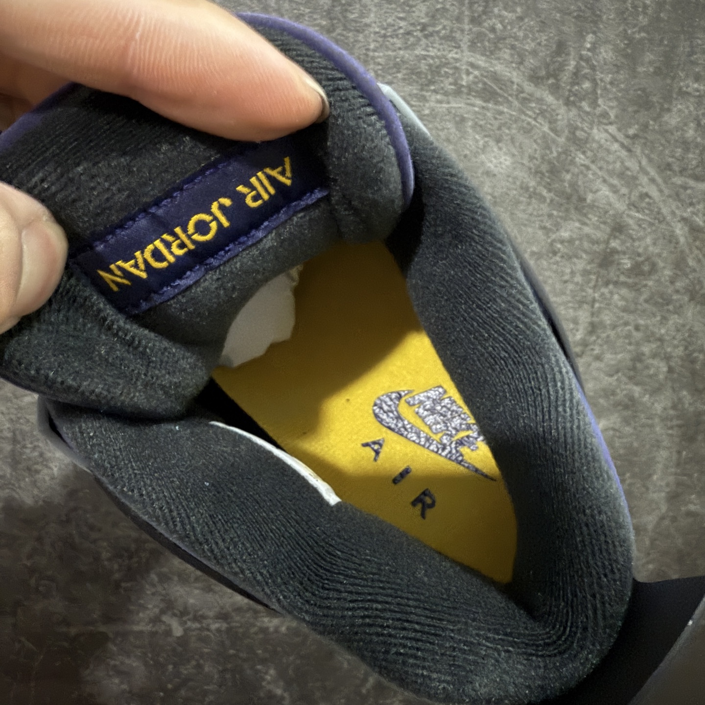 图片[7]-【GX版】Air Jordan AJ4 Retro “Imperial Purple” 帝王紫 FV5029-500 全新批次 重点区分市面 唯一正确细节 后跟饰片中心位置有合模线 超弹硅胶材质 内层不织布补强 补强为硅胶提供更强耐久性 避免断裂 圈内最强四代 耗时半年巨作 全套原纸板楦头开发 原厂特供皮料加持 确保原汁原味 完美呈现四代版型 一比一鞋头弧度高度鞋身弧度 数据细节工艺流程均保持原鞋一致 原厂TPU网格鞋带扣 正确内里网布 菱角分明不变形无多余毛边 柔软性质感一致于原鞋 市场唯一原厂鞋扣模具 背面可见隐藏注塑口 原厂织唛标 原厂飞人电绣工艺 尾指中部跳三针 独家绑鞋带手法 印刷中底布 四线拉帮 米色美纹纸贴合固定 进口港宝加持 后跟自然饱满 全鞋荧光划线卡点 追求极致完美 每一双都是工艺品 多重QC质检 超越公司货的品控标准 实实在在的免检产品 尺码：40 40.5 41 42 42.5 43 44 44.5 45 45.5 46 47.5 48.5-选品中心