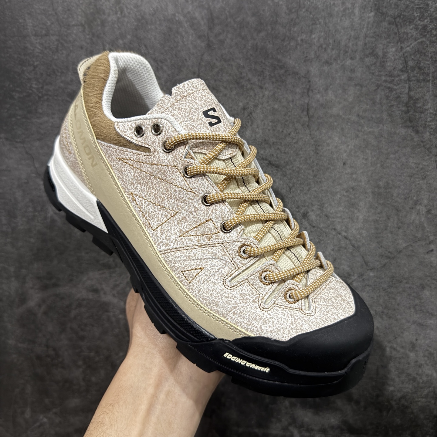 图片[3]-【莞顶纯原】Salomon萨洛蒙2025秋冬新款XT-ALp新色系跑步鞋休闲运动鞋 中底搭载全掌玻璃纤维能量板和超厚弹性泡沫中底，跑动时推进力十足，缓震回馈很强，日常通勤或训练都很稳 鞋身长毛牛猄皮面设计，内层材质透气网面 穿着舒适度好 原版材质 原版大底 尺码：35-45-选品中心