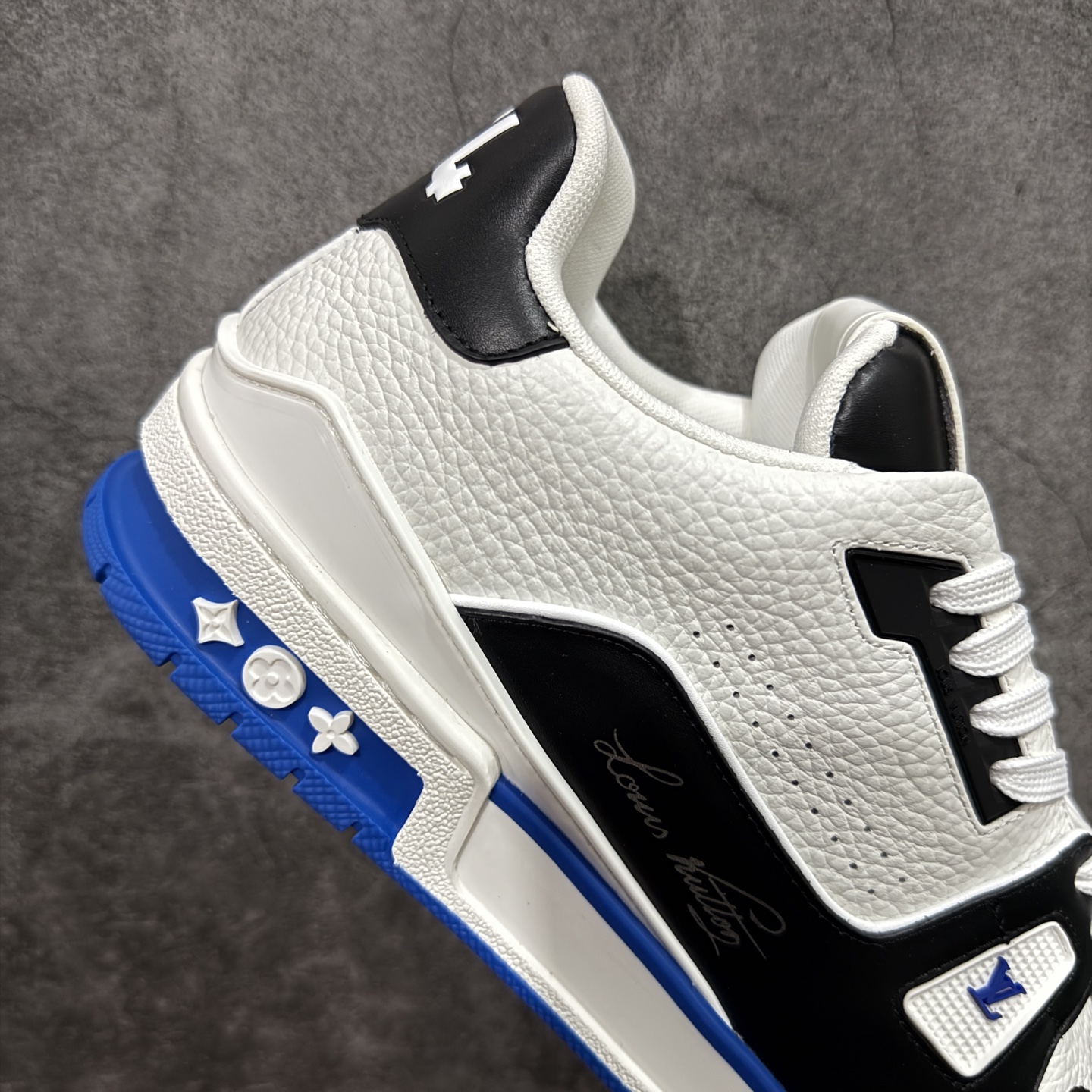 图片[7]-【YS纯原】广奢高端货 LOUIS VUITTON 路易威登 LV Trainer系列 ✦ 原楦原纸版开模，鞋型立体饱满 ✦ 零毛边、零溢胶、零线头瑕疵 ✦ 细节与原版一致 区分市面通货 ✦ 多层叠片＋电脑针车，针距密度一致 ✦ Monogram浮雕＋3D高频压纹 ✦ 多密度发泡中底：支撑回弹媲美专柜 ✦ 原装橡胶大底：含胶量高、纹路深、双拼接零偏差 ✦ ZP级原装包装：专柜款鞋盒＋防尘袋＋说明书 尺码：35-45-选品中心