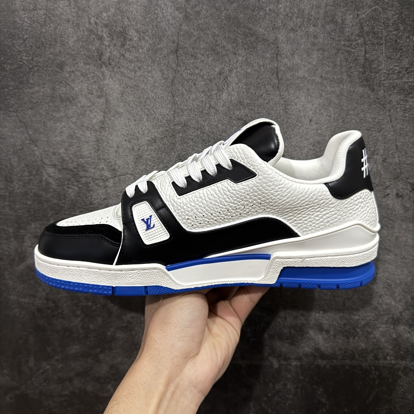 图片[2]-【YS纯原】广奢高端货 LOUIS VUITTON 路易威登 LV Trainer系列 ✦ 原楦原纸版开模，鞋型立体饱满 ✦ 零毛边、零溢胶、零线头瑕疵 ✦ 细节与原版一致 区分市面通货 ✦ 多层叠片＋电脑针车，针距密度一致 ✦ Monogram浮雕＋3D高频压纹 ✦ 多密度发泡中底：支撑回弹媲美专柜 ✦ 原装橡胶大底：含胶量高、纹路深、双拼接零偏差 ✦ ZP级原装包装：专柜款鞋盒＋防尘袋＋说明书 尺码：35-45-选品中心