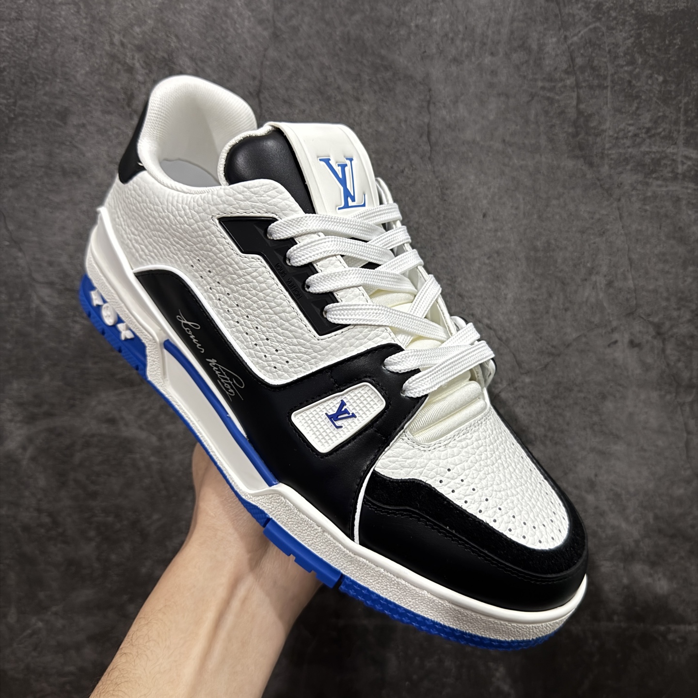 图片[3]-【YS纯原】广奢高端货 LOUIS VUITTON 路易威登 LV Trainer系列 ✦ 原楦原纸版开模，鞋型立体饱满 ✦ 零毛边、零溢胶、零线头瑕疵 ✦ 细节与原版一致 区分市面通货 ✦ 多层叠片＋电脑针车，针距密度一致 ✦ Monogram浮雕＋3D高频压纹 ✦ 多密度发泡中底：支撑回弹媲美专柜 ✦ 原装橡胶大底：含胶量高、纹路深、双拼接零偏差 ✦ ZP级原装包装：专柜款鞋盒＋防尘袋＋说明书 尺码：35-45-选品中心