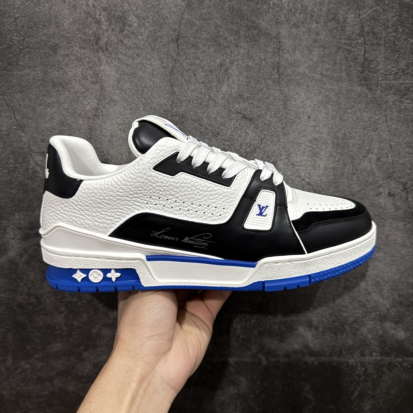 【YS纯原】广奢高端货 LOUIS VUITTON 路易威登 LV Trainer系列 ✦ 原楦原纸版开模，鞋型立体饱满 ✦ 零毛边、零溢胶、零线头瑕疵 ✦ 细节与原版一致 区分市面通货 ✦ 多层叠片＋电脑针车，针距密度一致 ✦ Monogram浮雕＋3D高频压纹 ✦ 多密度发泡中底：支撑回弹媲美专柜 ✦ 原装橡胶大底：含胶量高、纹路深、双拼接零偏差 ✦ ZP级原装包装：专柜款鞋盒＋防尘袋＋说明书 尺码：35-45-选品中心