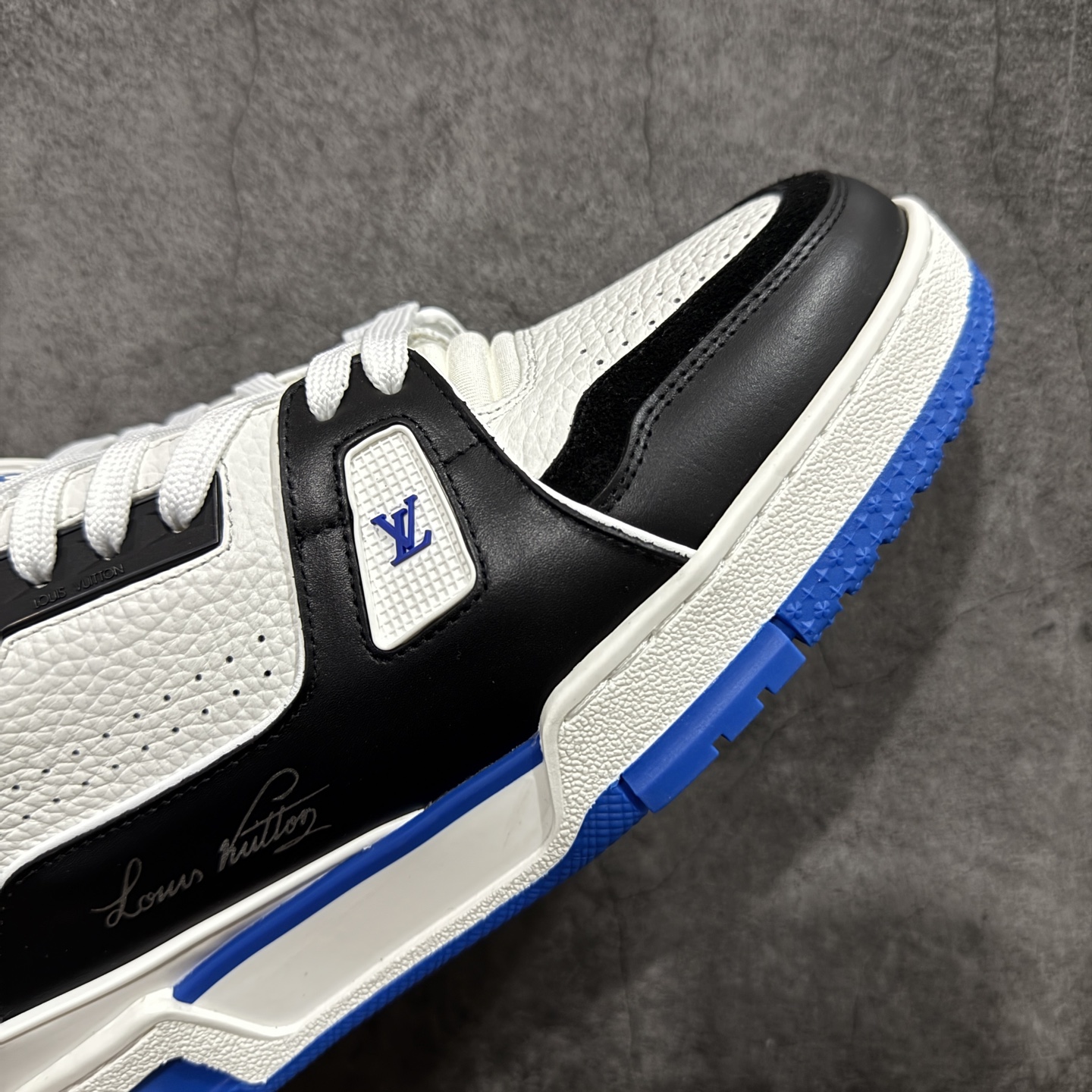图片[6]-【YS纯原】广奢高端货 LOUIS VUITTON 路易威登 LV Trainer系列 ✦ 原楦原纸版开模，鞋型立体饱满 ✦ 零毛边、零溢胶、零线头瑕疵 ✦ 细节与原版一致 区分市面通货 ✦ 多层叠片＋电脑针车，针距密度一致 ✦ Monogram浮雕＋3D高频压纹 ✦ 多密度发泡中底：支撑回弹媲美专柜 ✦ 原装橡胶大底：含胶量高、纹路深、双拼接零偏差 ✦ ZP级原装包装：专柜款鞋盒＋防尘袋＋说明书 尺码：35-45-选品中心