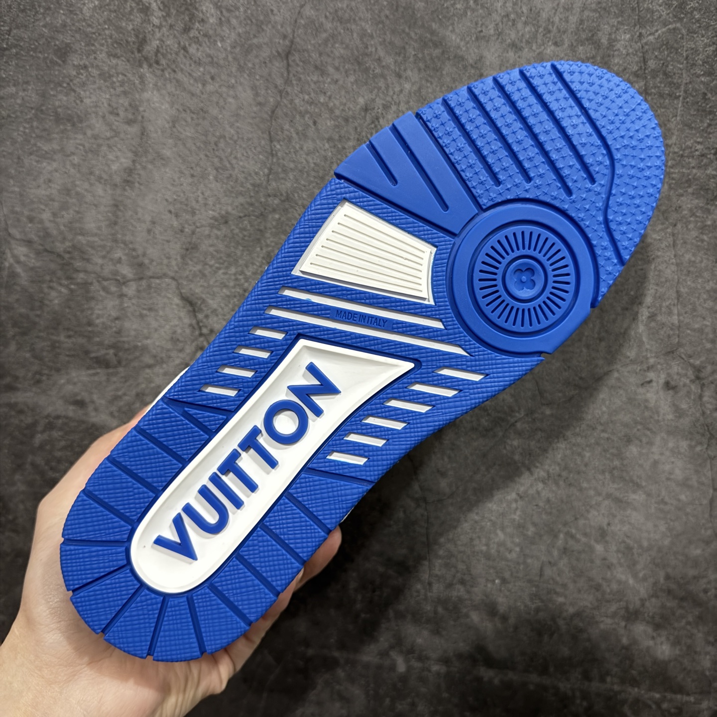 图片[9]-【YS纯原】广奢高端货 LOUIS VUITTON 路易威登 LV Trainer系列 ✦ 原楦原纸版开模，鞋型立体饱满 ✦ 零毛边、零溢胶、零线头瑕疵 ✦ 细节与原版一致 区分市面通货 ✦ 多层叠片＋电脑针车，针距密度一致 ✦ Monogram浮雕＋3D高频压纹 ✦ 多密度发泡中底：支撑回弹媲美专柜 ✦ 原装橡胶大底：含胶量高、纹路深、双拼接零偏差 ✦ ZP级原装包装：专柜款鞋盒＋防尘袋＋说明书 尺码：35-45-选品中心