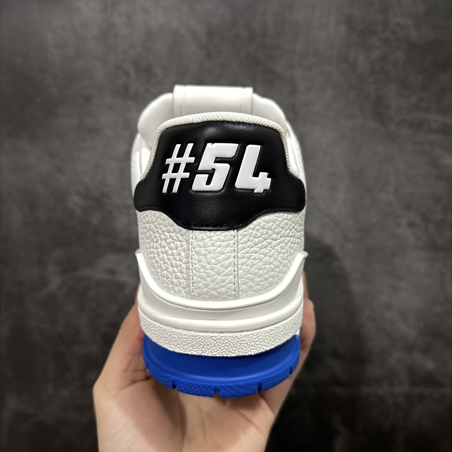 图片[4]-【YS纯原】广奢高端货 LOUIS VUITTON 路易威登 LV Trainer系列 ✦ 原楦原纸版开模，鞋型立体饱满 ✦ 零毛边、零溢胶、零线头瑕疵 ✦ 细节与原版一致 区分市面通货 ✦ 多层叠片＋电脑针车，针距密度一致 ✦ Monogram浮雕＋3D高频压纹 ✦ 多密度发泡中底：支撑回弹媲美专柜 ✦ 原装橡胶大底：含胶量高、纹路深、双拼接零偏差 ✦ ZP级原装包装：专柜款鞋盒＋防尘袋＋说明书 尺码：35-45-选品中心