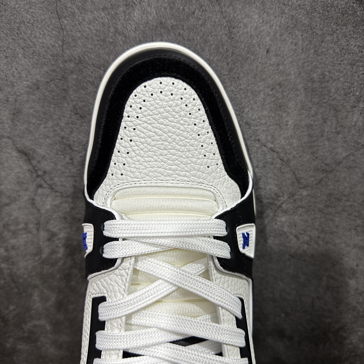 图片[5]-【YS纯原】广奢高端货 LOUIS VUITTON 路易威登 LV Trainer系列 ✦ 原楦原纸版开模，鞋型立体饱满 ✦ 零毛边、零溢胶、零线头瑕疵 ✦ 细节与原版一致 区分市面通货 ✦ 多层叠片＋电脑针车，针距密度一致 ✦ Monogram浮雕＋3D高频压纹 ✦ 多密度发泡中底：支撑回弹媲美专柜 ✦ 原装橡胶大底：含胶量高、纹路深、双拼接零偏差 ✦ ZP级原装包装：专柜款鞋盒＋防尘袋＋说明书 尺码：35-45-选品中心