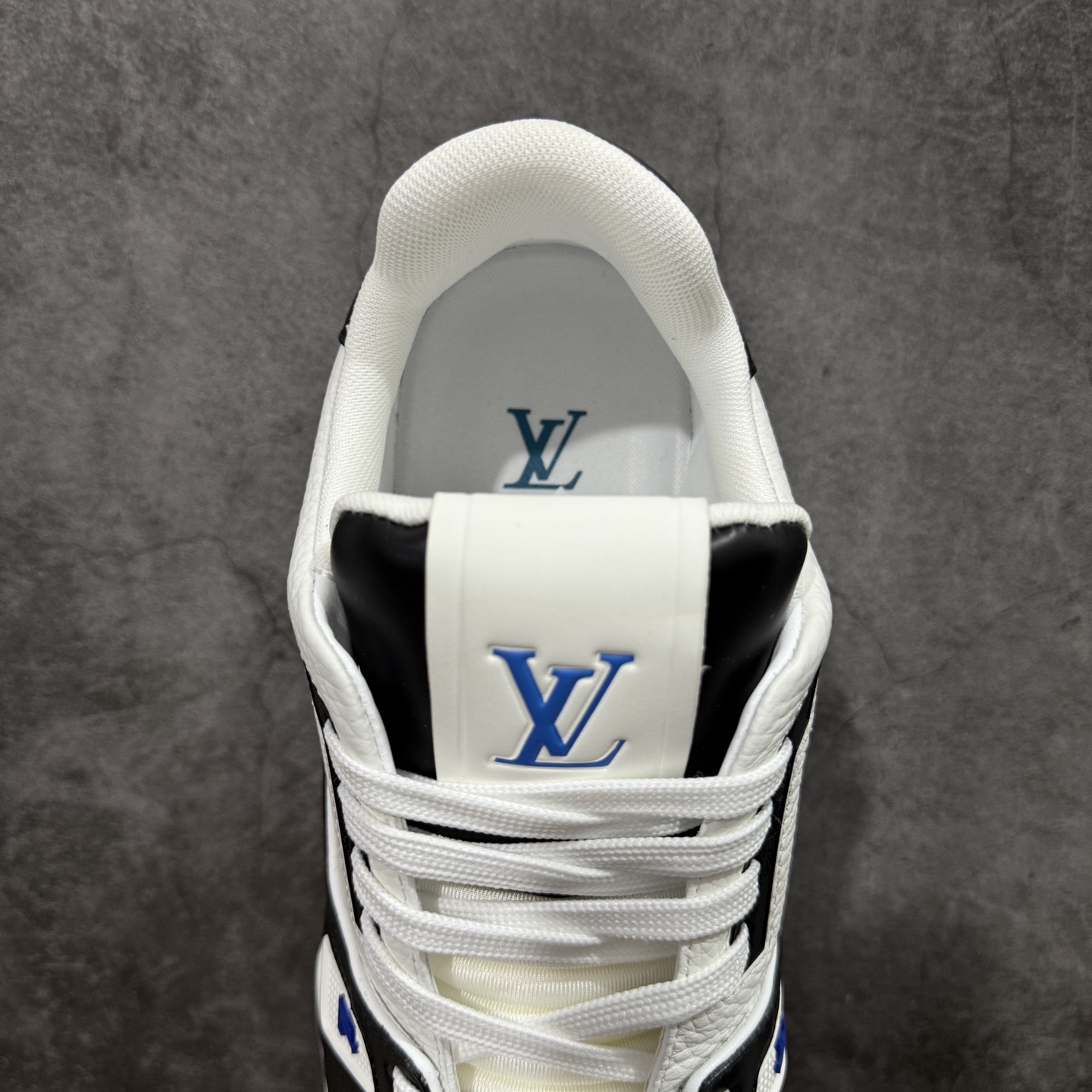 图片[8]-【YS纯原】广奢高端货 LOUIS VUITTON 路易威登 LV Trainer系列 ✦ 原楦原纸版开模，鞋型立体饱满 ✦ 零毛边、零溢胶、零线头瑕疵 ✦ 细节与原版一致 区分市面通货 ✦ 多层叠片＋电脑针车，针距密度一致 ✦ Monogram浮雕＋3D高频压纹 ✦ 多密度发泡中底：支撑回弹媲美专柜 ✦ 原装橡胶大底：含胶量高、纹路深、双拼接零偏差 ✦ ZP级原装包装：专柜款鞋盒＋防尘袋＋说明书 尺码：35-45-选品中心