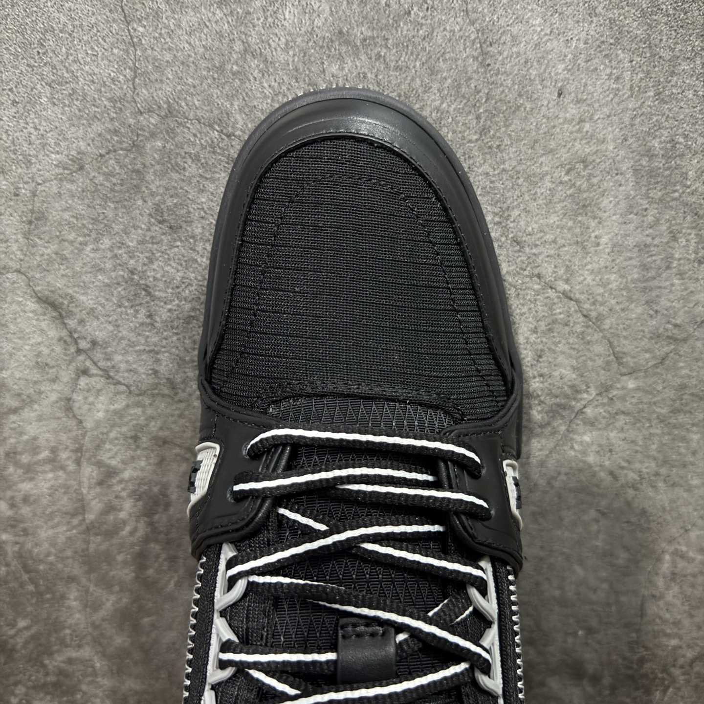 图片[5]-【YS纯原】广奢高端货 LOUIS VUITTON 路易威登 LV Trainer系列 ✦ 原楦原纸版开模，鞋型立体饱满 ✦ 零毛边、零溢胶、零线头瑕疵 ✦ 细节与原版一致 区分市面通货 ✦ 多层叠片＋电脑针车，针距密度一致 ✦ Monogram浮雕＋3D高频压纹 ✦ 多密度发泡中底：支撑回弹媲美专柜 ✦ 原装橡胶大底：含胶量高、纹路深、双拼接零偏差 ✦ ZP级原装包装：专柜款鞋盒＋防尘袋＋说明书 尺码：39-45-选品中心