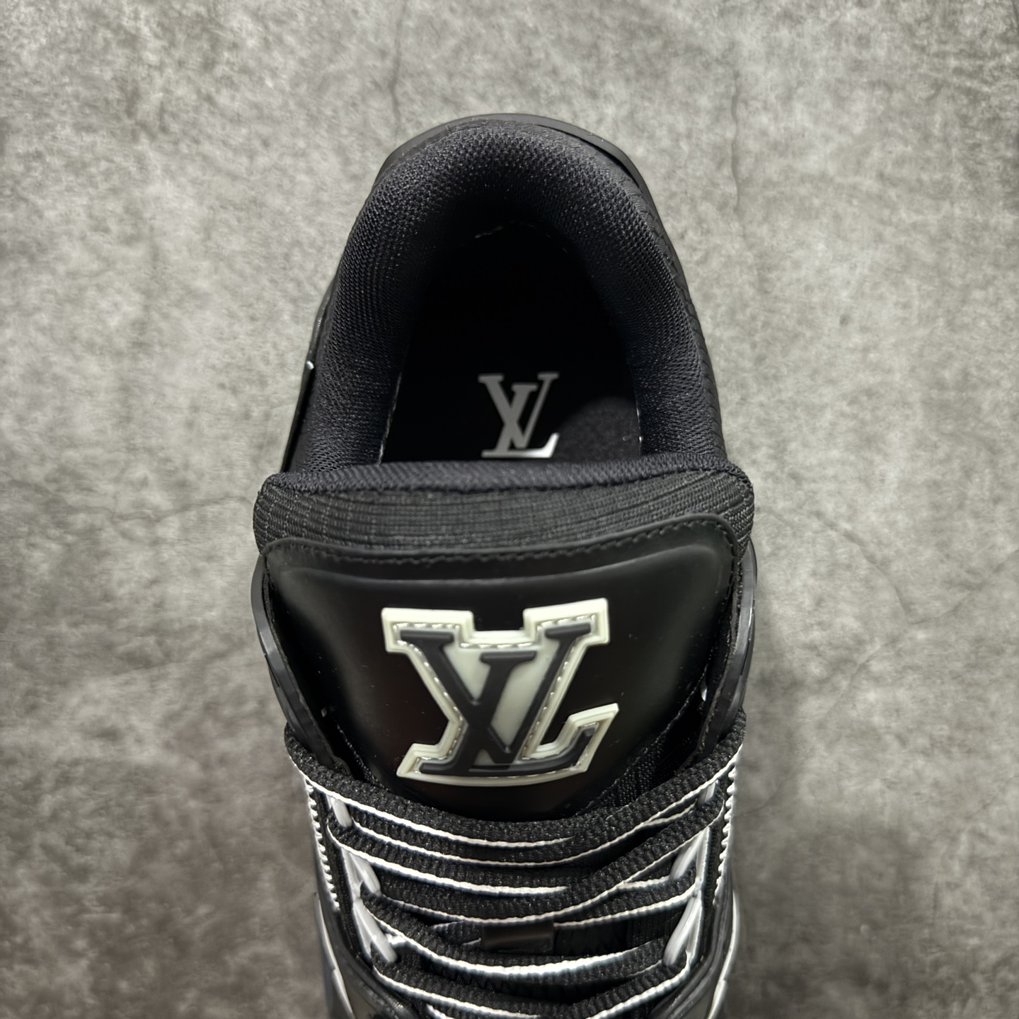 图片[8]-【YS纯原】广奢高端货 LOUIS VUITTON 路易威登 LV Trainer系列 ✦ 原楦原纸版开模，鞋型立体饱满 ✦ 零毛边、零溢胶、零线头瑕疵 ✦ 细节与原版一致 区分市面通货 ✦ 多层叠片＋电脑针车，针距密度一致 ✦ Monogram浮雕＋3D高频压纹 ✦ 多密度发泡中底：支撑回弹媲美专柜 ✦ 原装橡胶大底：含胶量高、纹路深、双拼接零偏差 ✦ ZP级原装包装：专柜款鞋盒＋防尘袋＋说明书 尺码：39-45-选品中心