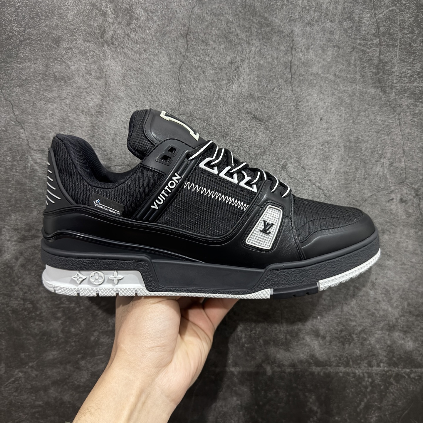 【YS纯原】广奢高端货 LOUIS VUITTON 路易威登 LV Trainer系列 ✦ 原楦原纸版开模，鞋型立体饱满 ✦ 零毛边、零溢胶、零线头瑕疵 ✦ 细节与原版一致 区分市面通货 ✦ 多层叠片＋电脑针车，针距密度一致 ✦ Monogram浮雕＋3D高频压纹 ✦ 多密度发泡中底：支撑回弹媲美专柜 ✦ 原装橡胶大底：含胶量高、纹路深、双拼接零偏差 ✦ ZP级原装包装：专柜款鞋盒＋防尘袋＋说明书 尺码：39-45-选品中心