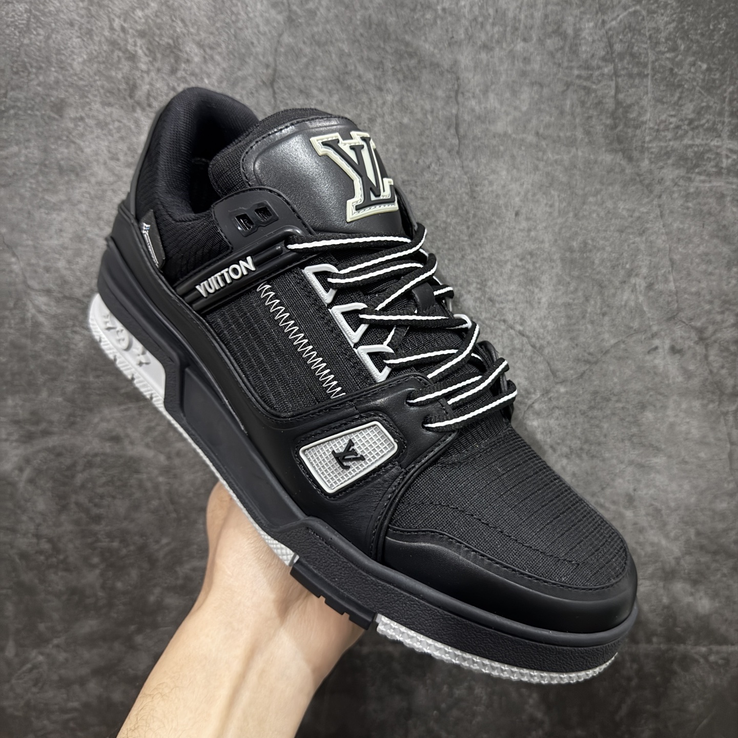 图片[3]-【YS纯原】广奢高端货 LOUIS VUITTON 路易威登 LV Trainer系列 ✦ 原楦原纸版开模，鞋型立体饱满 ✦ 零毛边、零溢胶、零线头瑕疵 ✦ 细节与原版一致 区分市面通货 ✦ 多层叠片＋电脑针车，针距密度一致 ✦ Monogram浮雕＋3D高频压纹 ✦ 多密度发泡中底：支撑回弹媲美专柜 ✦ 原装橡胶大底：含胶量高、纹路深、双拼接零偏差 ✦ ZP级原装包装：专柜款鞋盒＋防尘袋＋说明书 尺码：39-45-选品中心