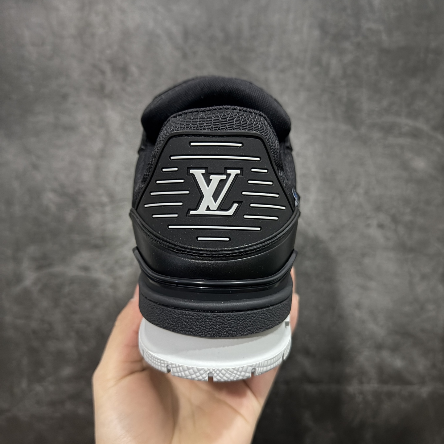 图片[4]-【YS纯原】广奢高端货 LOUIS VUITTON 路易威登 LV Trainer系列 ✦ 原楦原纸版开模，鞋型立体饱满 ✦ 零毛边、零溢胶、零线头瑕疵 ✦ 细节与原版一致 区分市面通货 ✦ 多层叠片＋电脑针车，针距密度一致 ✦ Monogram浮雕＋3D高频压纹 ✦ 多密度发泡中底：支撑回弹媲美专柜 ✦ 原装橡胶大底：含胶量高、纹路深、双拼接零偏差 ✦ ZP级原装包装：专柜款鞋盒＋防尘袋＋说明书 尺码：39-45-选品中心