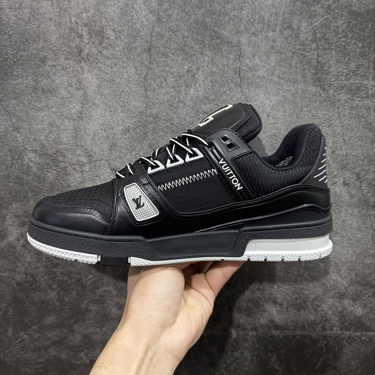 图片[2]-【YS纯原】广奢高端货 LOUIS VUITTON 路易威登 LV Trainer系列 ✦ 原楦原纸版开模，鞋型立体饱满 ✦ 零毛边、零溢胶、零线头瑕疵 ✦ 细节与原版一致 区分市面通货 ✦ 多层叠片＋电脑针车，针距密度一致 ✦ Monogram浮雕＋3D高频压纹 ✦ 多密度发泡中底：支撑回弹媲美专柜 ✦ 原装橡胶大底：含胶量高、纹路深、双拼接零偏差 ✦ ZP级原装包装：专柜款鞋盒＋防尘袋＋说明书 尺码：39-45-选品中心