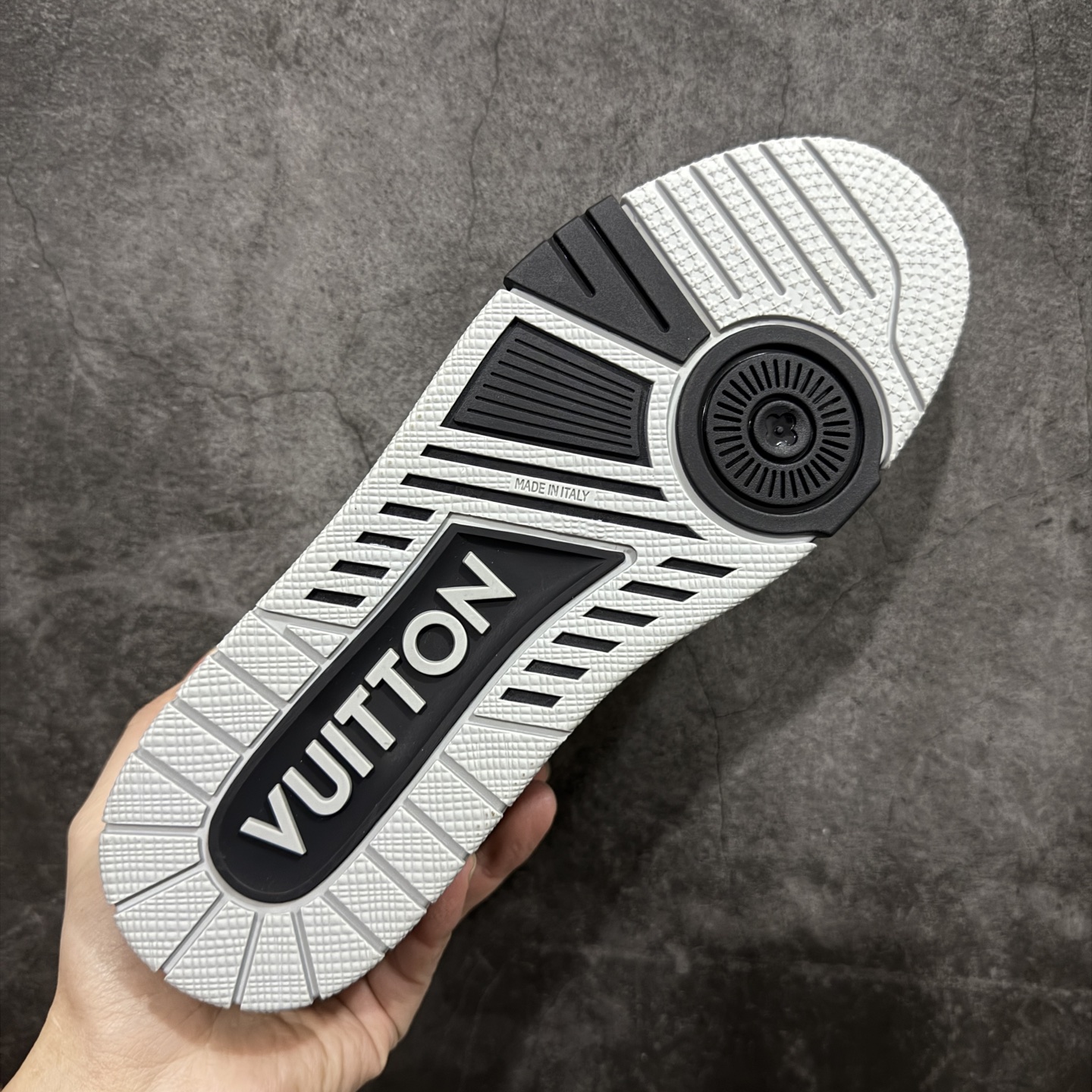 图片[9]-【YS纯原】广奢高端货 LOUIS VUITTON 路易威登 LV Trainer系列 ✦ 原楦原纸版开模，鞋型立体饱满 ✦ 零毛边、零溢胶、零线头瑕疵 ✦ 细节与原版一致 区分市面通货 ✦ 多层叠片＋电脑针车，针距密度一致 ✦ Monogram浮雕＋3D高频压纹 ✦ 多密度发泡中底：支撑回弹媲美专柜 ✦ 原装橡胶大底：含胶量高、纹路深、双拼接零偏差 ✦ ZP级原装包装：专柜款鞋盒＋防尘袋＋说明书 尺码：39-45-选品中心