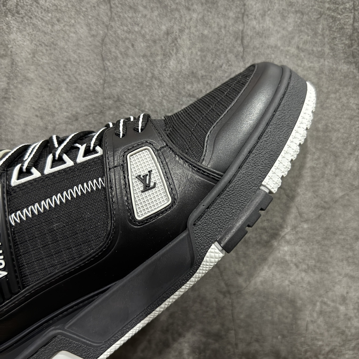 图片[6]-【YS纯原】广奢高端货 LOUIS VUITTON 路易威登 LV Trainer系列 ✦ 原楦原纸版开模，鞋型立体饱满 ✦ 零毛边、零溢胶、零线头瑕疵 ✦ 细节与原版一致 区分市面通货 ✦ 多层叠片＋电脑针车，针距密度一致 ✦ Monogram浮雕＋3D高频压纹 ✦ 多密度发泡中底：支撑回弹媲美专柜 ✦ 原装橡胶大底：含胶量高、纹路深、双拼接零偏差 ✦ ZP级原装包装：专柜款鞋盒＋防尘袋＋说明书 尺码：39-45-选品中心