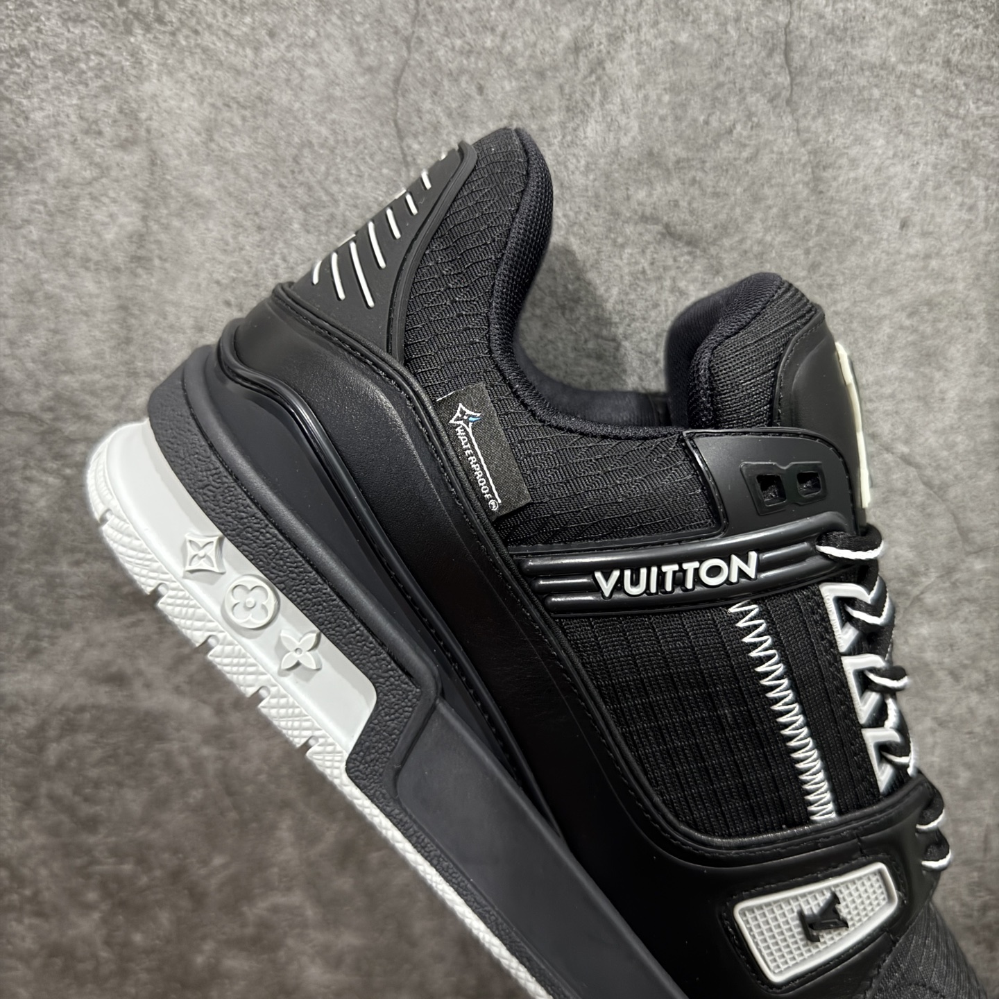 图片[7]-【YS纯原】广奢高端货 LOUIS VUITTON 路易威登 LV Trainer系列 ✦ 原楦原纸版开模，鞋型立体饱满 ✦ 零毛边、零溢胶、零线头瑕疵 ✦ 细节与原版一致 区分市面通货 ✦ 多层叠片＋电脑针车，针距密度一致 ✦ Monogram浮雕＋3D高频压纹 ✦ 多密度发泡中底：支撑回弹媲美专柜 ✦ 原装橡胶大底：含胶量高、纹路深、双拼接零偏差 ✦ ZP级原装包装：专柜款鞋盒＋防尘袋＋说明书 尺码：39-45-选品中心