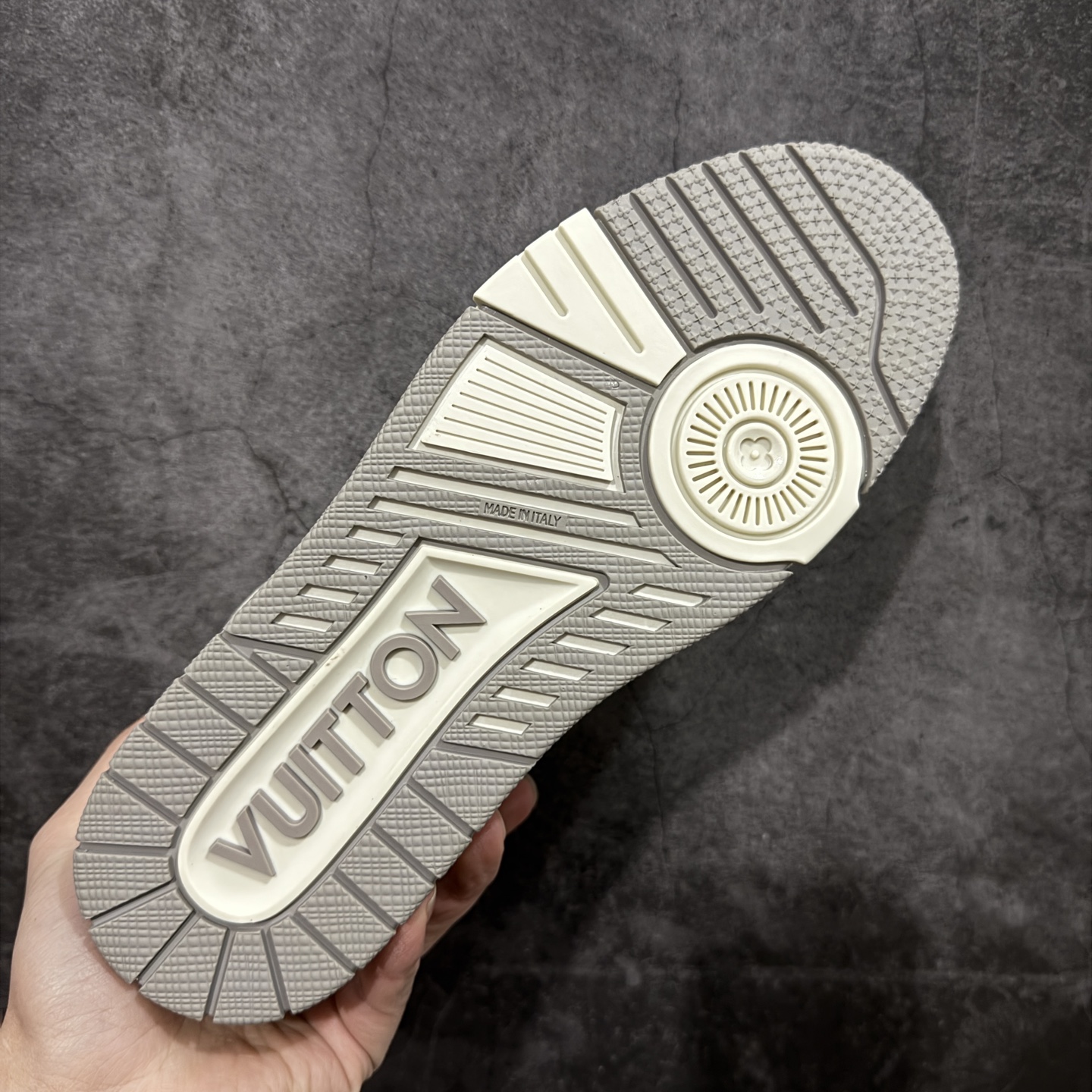 图片[9]-【YS纯原】广奢高端货 LOUIS VUITTON 路易威登 LV Trainer系列 ✦ 原楦原纸版开模，鞋型立体饱满 ✦ 零毛边、零溢胶、零线头瑕疵 ✦ 细节与原版一致 区分市面通货 ✦ 多层叠片＋电脑针车，针距密度一致 ✦ Monogram浮雕＋3D高频压纹 ✦ 多密度发泡中底：支撑回弹媲美专柜 ✦ 原装橡胶大底：含胶量高、纹路深、双拼接零偏差 ✦ ZP级原装包装：专柜款鞋盒＋防尘袋＋说明书 尺码：39-45-选品中心
