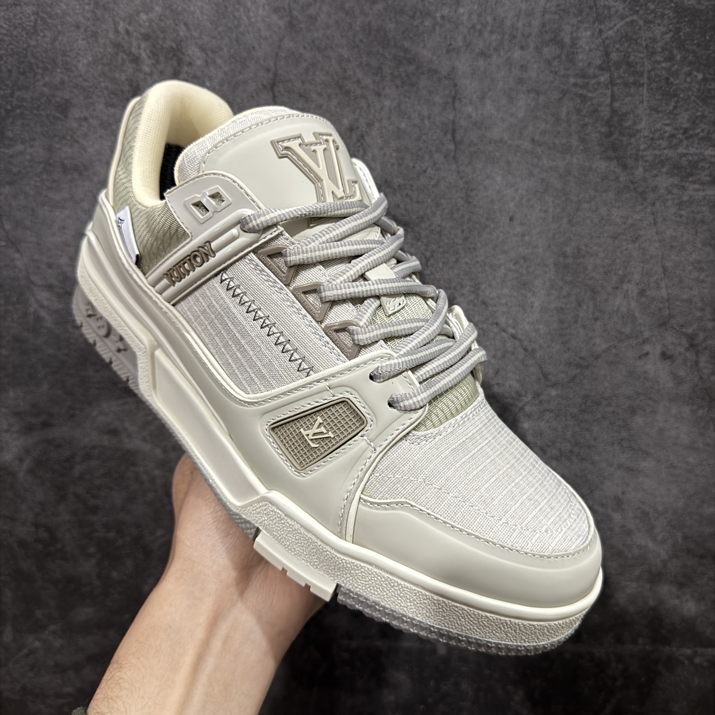 图片[3]-【YS纯原】广奢高端货 LOUIS VUITTON 路易威登 LV Trainer系列 ✦ 原楦原纸版开模，鞋型立体饱满 ✦ 零毛边、零溢胶、零线头瑕疵 ✦ 细节与原版一致 区分市面通货 ✦ 多层叠片＋电脑针车，针距密度一致 ✦ Monogram浮雕＋3D高频压纹 ✦ 多密度发泡中底：支撑回弹媲美专柜 ✦ 原装橡胶大底：含胶量高、纹路深、双拼接零偏差 ✦ ZP级原装包装：专柜款鞋盒＋防尘袋＋说明书 尺码：39-45-选品中心