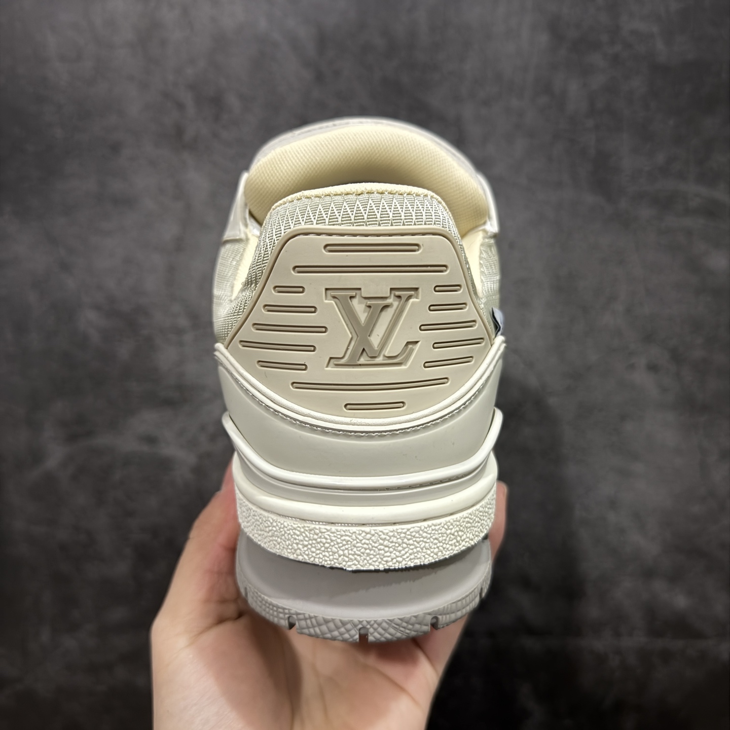 图片[4]-【YS纯原】广奢高端货 LOUIS VUITTON 路易威登 LV Trainer系列 ✦ 原楦原纸版开模，鞋型立体饱满 ✦ 零毛边、零溢胶、零线头瑕疵 ✦ 细节与原版一致 区分市面通货 ✦ 多层叠片＋电脑针车，针距密度一致 ✦ Monogram浮雕＋3D高频压纹 ✦ 多密度发泡中底：支撑回弹媲美专柜 ✦ 原装橡胶大底：含胶量高、纹路深、双拼接零偏差 ✦ ZP级原装包装：专柜款鞋盒＋防尘袋＋说明书 尺码：39-45-选品中心