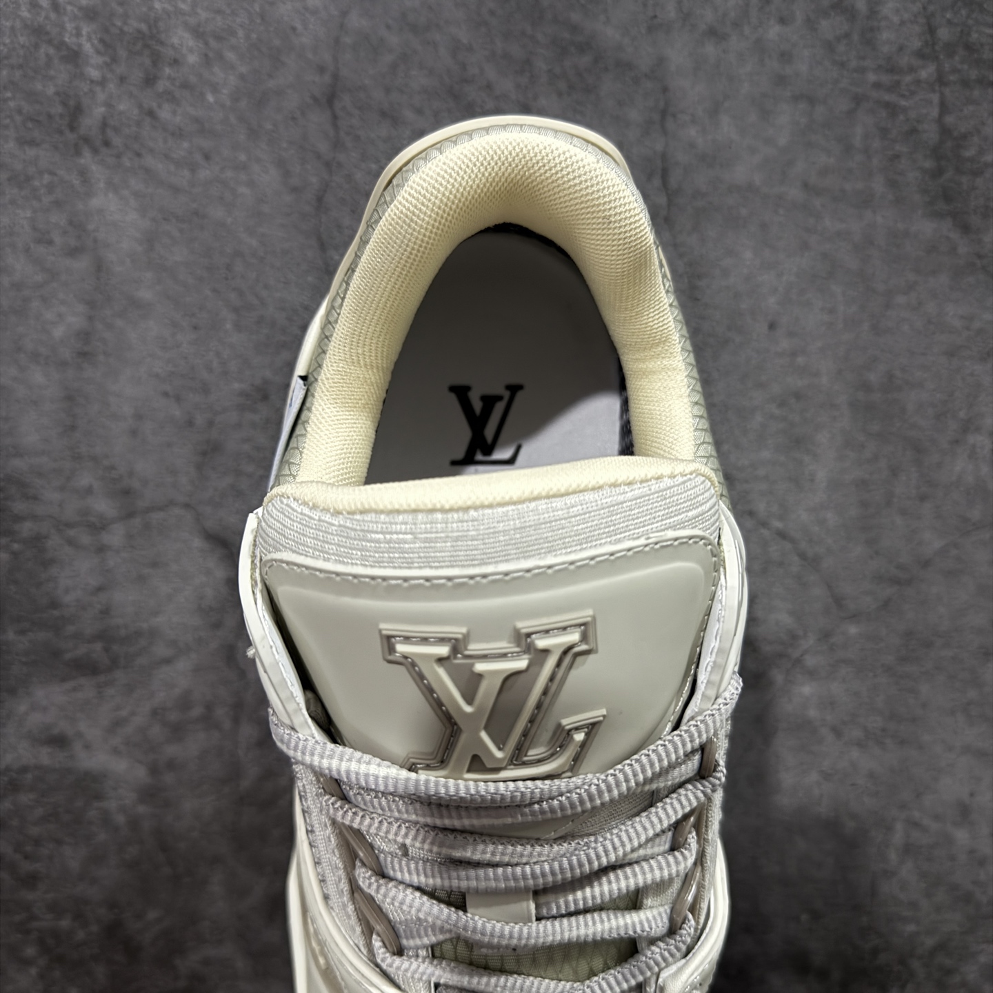 图片[8]-【YS纯原】广奢高端货 LOUIS VUITTON 路易威登 LV Trainer系列 ✦ 原楦原纸版开模，鞋型立体饱满 ✦ 零毛边、零溢胶、零线头瑕疵 ✦ 细节与原版一致 区分市面通货 ✦ 多层叠片＋电脑针车，针距密度一致 ✦ Monogram浮雕＋3D高频压纹 ✦ 多密度发泡中底：支撑回弹媲美专柜 ✦ 原装橡胶大底：含胶量高、纹路深、双拼接零偏差 ✦ ZP级原装包装：专柜款鞋盒＋防尘袋＋说明书 尺码：39-45-选品中心