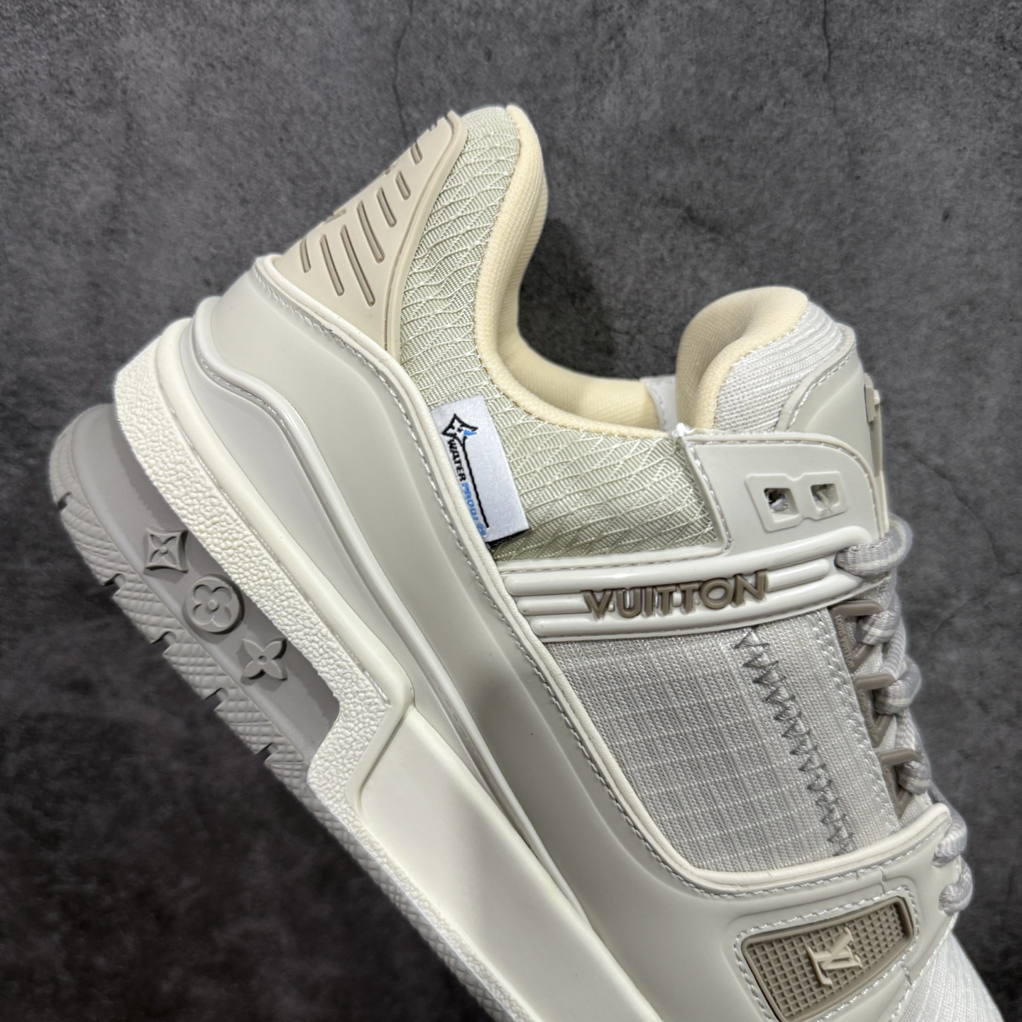 图片[7]-【YS纯原】广奢高端货 LOUIS VUITTON 路易威登 LV Trainer系列 ✦ 原楦原纸版开模，鞋型立体饱满 ✦ 零毛边、零溢胶、零线头瑕疵 ✦ 细节与原版一致 区分市面通货 ✦ 多层叠片＋电脑针车，针距密度一致 ✦ Monogram浮雕＋3D高频压纹 ✦ 多密度发泡中底：支撑回弹媲美专柜 ✦ 原装橡胶大底：含胶量高、纹路深、双拼接零偏差 ✦ ZP级原装包装：专柜款鞋盒＋防尘袋＋说明书 尺码：39-45-选品中心