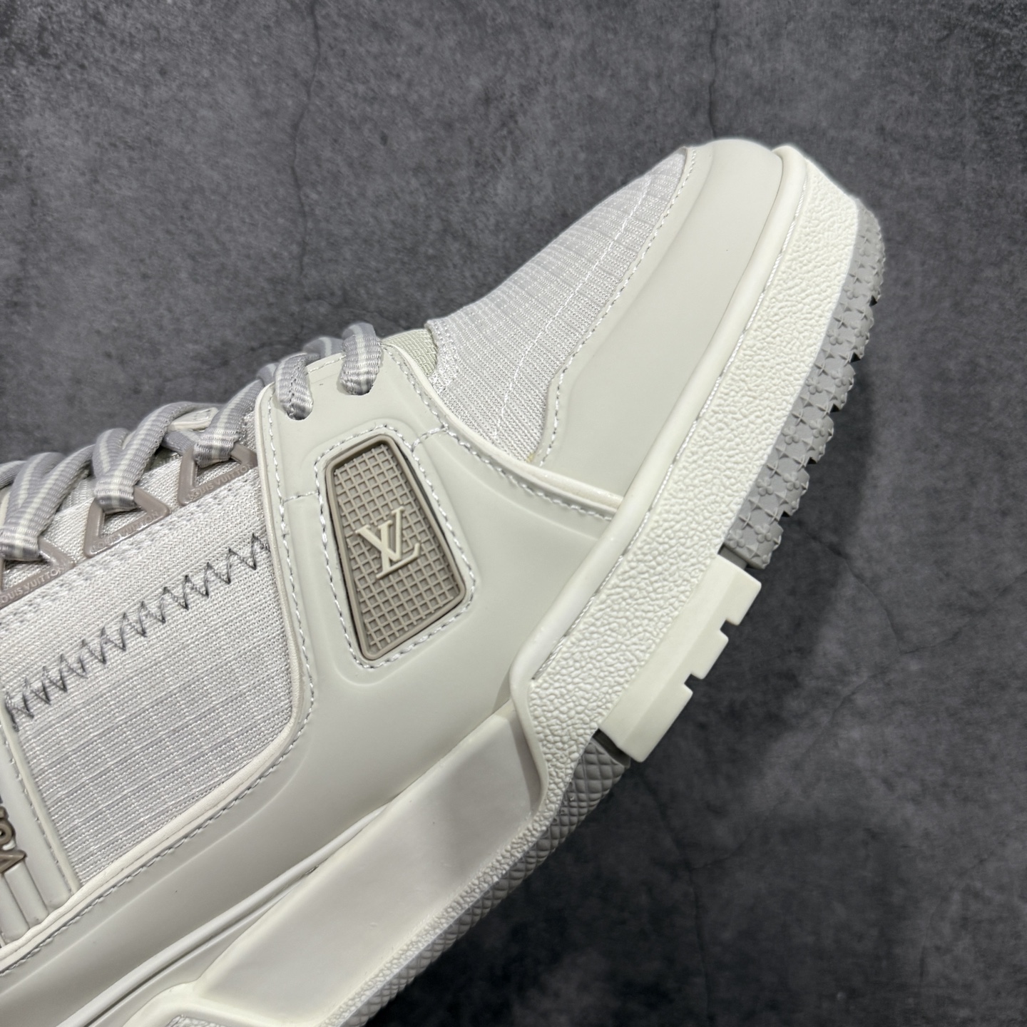 图片[6]-【YS纯原】广奢高端货 LOUIS VUITTON 路易威登 LV Trainer系列 ✦ 原楦原纸版开模，鞋型立体饱满 ✦ 零毛边、零溢胶、零线头瑕疵 ✦ 细节与原版一致 区分市面通货 ✦ 多层叠片＋电脑针车，针距密度一致 ✦ Monogram浮雕＋3D高频压纹 ✦ 多密度发泡中底：支撑回弹媲美专柜 ✦ 原装橡胶大底：含胶量高、纹路深、双拼接零偏差 ✦ ZP级原装包装：专柜款鞋盒＋防尘袋＋说明书 尺码：39-45-选品中心