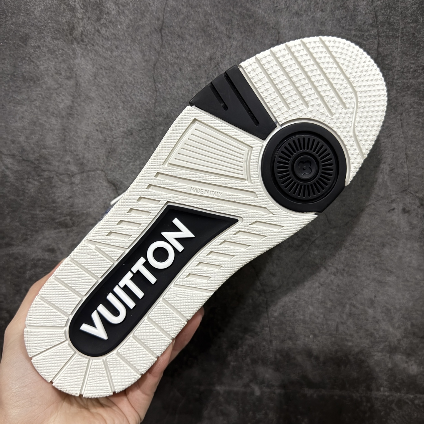 图片[9]-【YS纯原】广奢高端货 LOUIS VUITTON 路易威登 LV Trainer 黑蓝牛仔渐变 ✦ 原楦原纸版开模，鞋型立体饱满 ✦ 零毛边、零溢胶、零线头瑕疵 ✦ 细节与原版一致 区分市面通货 ✦ 多层叠片＋电脑针车，针距密度一致 ✦ Monogram浮雕＋3D高频压纹 ✦ 多密度发泡中底：支撑回弹媲美专柜 ✦ 原装橡胶大底：含胶量高、纹路深、双拼接零偏差 ✦ ZP级原装包装：专柜款鞋盒＋防尘袋＋说明书 尺码：39-45-选品中心