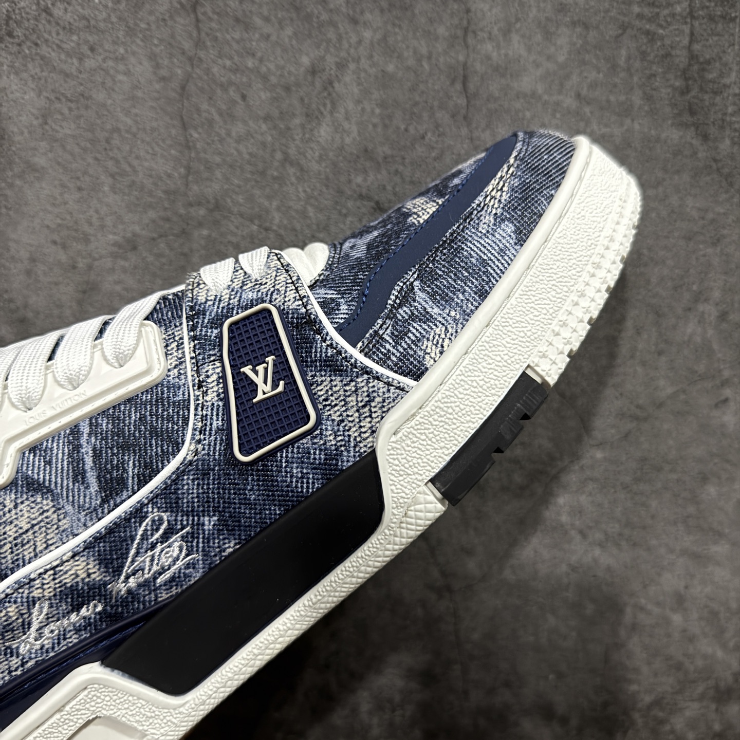 图片[6]-【YS纯原】广奢高端货 LOUIS VUITTON 路易威登 LV Trainer 黑蓝牛仔渐变 ✦ 原楦原纸版开模，鞋型立体饱满 ✦ 零毛边、零溢胶、零线头瑕疵 ✦ 细节与原版一致 区分市面通货 ✦ 多层叠片＋电脑针车，针距密度一致 ✦ Monogram浮雕＋3D高频压纹 ✦ 多密度发泡中底：支撑回弹媲美专柜 ✦ 原装橡胶大底：含胶量高、纹路深、双拼接零偏差 ✦ ZP级原装包装：专柜款鞋盒＋防尘袋＋说明书 尺码：39-45-选品中心