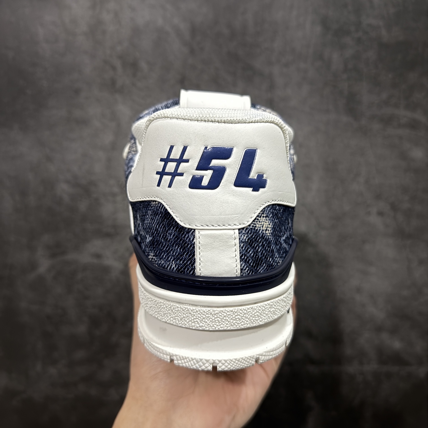 图片[4]-【YS纯原】广奢高端货 LOUIS VUITTON 路易威登 LV Trainer 黑蓝牛仔渐变 ✦ 原楦原纸版开模，鞋型立体饱满 ✦ 零毛边、零溢胶、零线头瑕疵 ✦ 细节与原版一致 区分市面通货 ✦ 多层叠片＋电脑针车，针距密度一致 ✦ Monogram浮雕＋3D高频压纹 ✦ 多密度发泡中底：支撑回弹媲美专柜 ✦ 原装橡胶大底：含胶量高、纹路深、双拼接零偏差 ✦ ZP级原装包装：专柜款鞋盒＋防尘袋＋说明书 尺码：39-45-选品中心