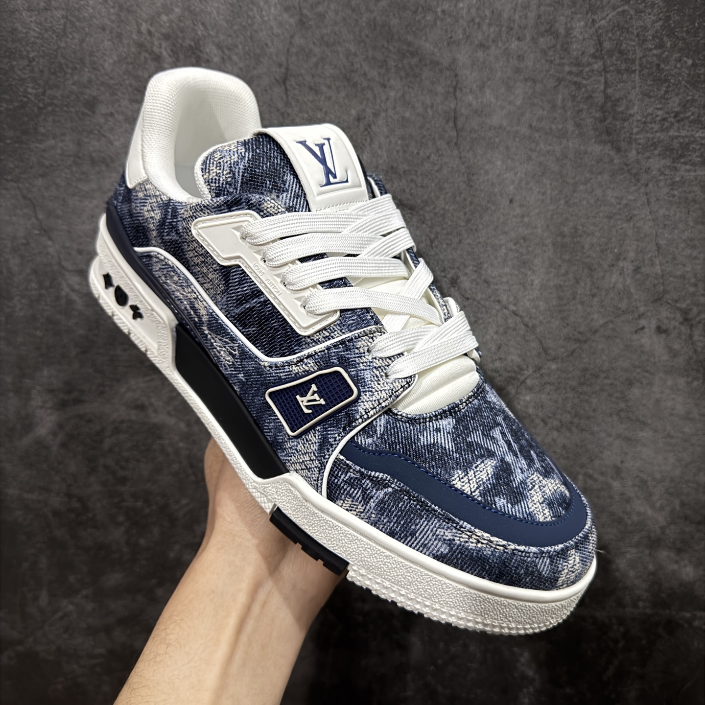 图片[3]-【YS纯原】广奢高端货 LOUIS VUITTON 路易威登 LV Trainer 黑蓝牛仔渐变 ✦ 原楦原纸版开模，鞋型立体饱满 ✦ 零毛边、零溢胶、零线头瑕疵 ✦ 细节与原版一致 区分市面通货 ✦ 多层叠片＋电脑针车，针距密度一致 ✦ Monogram浮雕＋3D高频压纹 ✦ 多密度发泡中底：支撑回弹媲美专柜 ✦ 原装橡胶大底：含胶量高、纹路深、双拼接零偏差 ✦ ZP级原装包装：专柜款鞋盒＋防尘袋＋说明书 尺码：39-45-选品中心