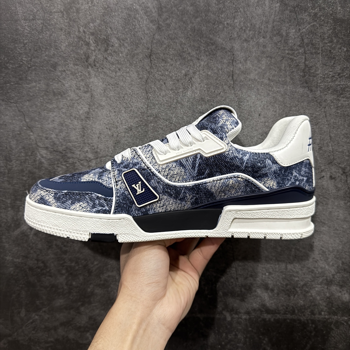 图片[2]-【YS纯原】广奢高端货 LOUIS VUITTON 路易威登 LV Trainer 黑蓝牛仔渐变 ✦ 原楦原纸版开模，鞋型立体饱满 ✦ 零毛边、零溢胶、零线头瑕疵 ✦ 细节与原版一致 区分市面通货 ✦ 多层叠片＋电脑针车，针距密度一致 ✦ Monogram浮雕＋3D高频压纹 ✦ 多密度发泡中底：支撑回弹媲美专柜 ✦ 原装橡胶大底：含胶量高、纹路深、双拼接零偏差 ✦ ZP级原装包装：专柜款鞋盒＋防尘袋＋说明书 尺码：39-45-选品中心