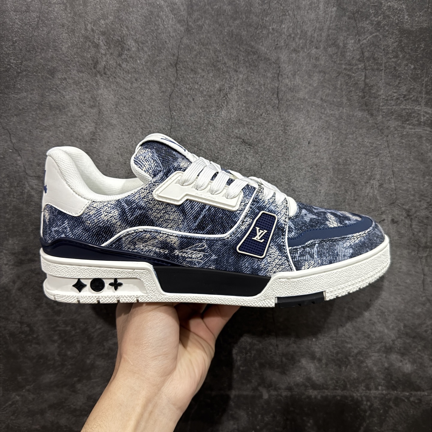 【YS纯原】广奢高端货 LOUIS VUITTON 路易威登 LV Trainer 黑蓝牛仔渐变 ✦ 原楦原纸版开模，鞋型立体饱满 ✦ 零毛边、零溢胶、零线头瑕疵 ✦ 细节与原版一致 区分市面通货 ✦ 多层叠片＋电脑针车，针距密度一致 ✦ Monogram浮雕＋3D高频压纹 ✦ 多密度发泡中底：支撑回弹媲美专柜 ✦ 原装橡胶大底：含胶量高、纹路深、双拼接零偏差 ✦ ZP级原装包装：专柜款鞋盒＋防尘袋＋说明书 尺码：39-45-选品中心