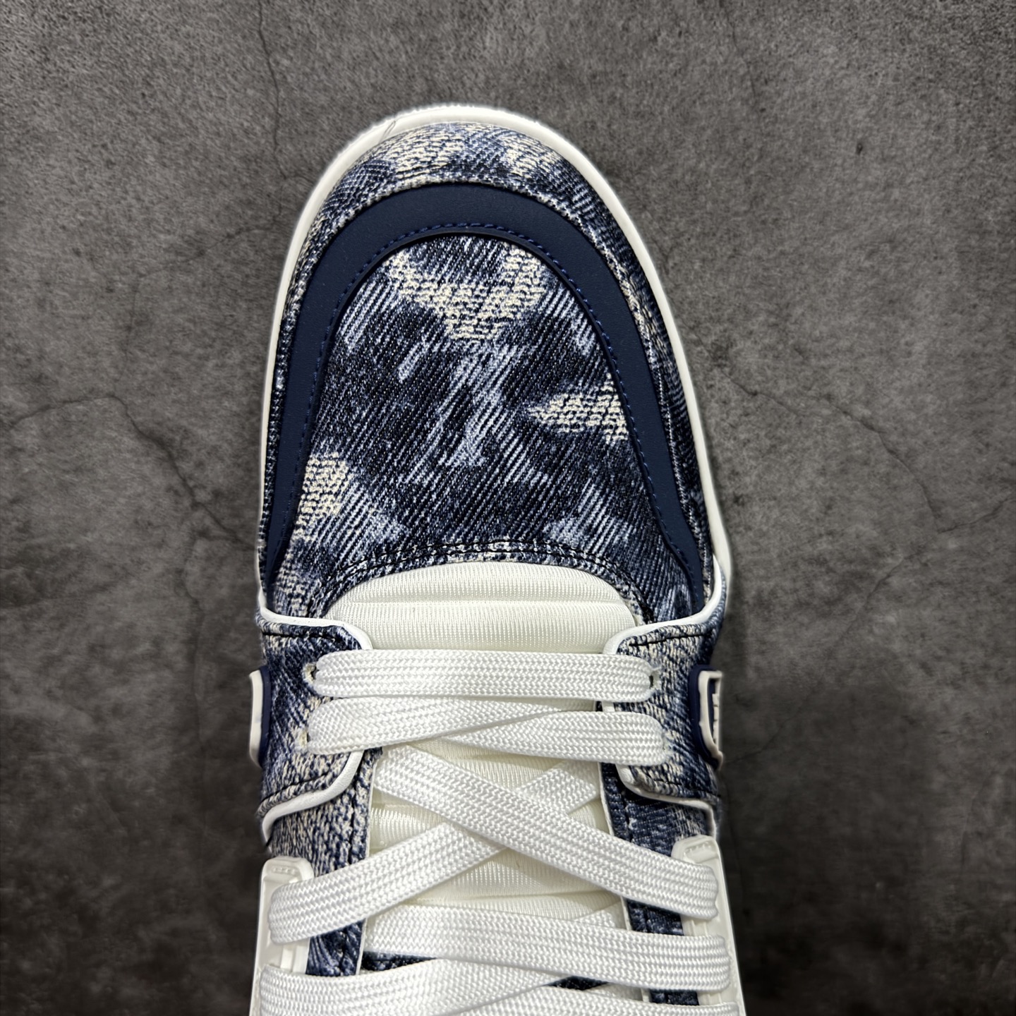图片[5]-【YS纯原】广奢高端货 LOUIS VUITTON 路易威登 LV Trainer 黑蓝牛仔渐变 ✦ 原楦原纸版开模，鞋型立体饱满 ✦ 零毛边、零溢胶、零线头瑕疵 ✦ 细节与原版一致 区分市面通货 ✦ 多层叠片＋电脑针车，针距密度一致 ✦ Monogram浮雕＋3D高频压纹 ✦ 多密度发泡中底：支撑回弹媲美专柜 ✦ 原装橡胶大底：含胶量高、纹路深、双拼接零偏差 ✦ ZP级原装包装：专柜款鞋盒＋防尘袋＋说明书 尺码：39-45-选品中心