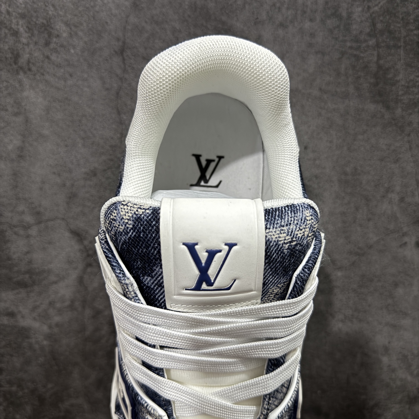 图片[8]-【YS纯原】广奢高端货 LOUIS VUITTON 路易威登 LV Trainer 黑蓝牛仔渐变 ✦ 原楦原纸版开模，鞋型立体饱满 ✦ 零毛边、零溢胶、零线头瑕疵 ✦ 细节与原版一致 区分市面通货 ✦ 多层叠片＋电脑针车，针距密度一致 ✦ Monogram浮雕＋3D高频压纹 ✦ 多密度发泡中底：支撑回弹媲美专柜 ✦ 原装橡胶大底：含胶量高、纹路深、双拼接零偏差 ✦ ZP级原装包装：专柜款鞋盒＋防尘袋＋说明书 尺码：39-45-选品中心