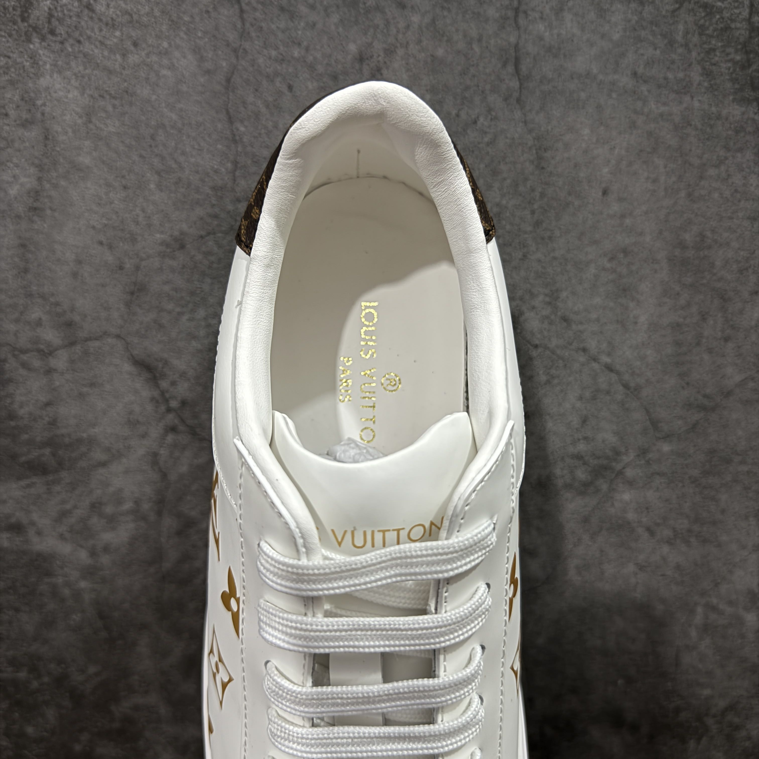 图片[8]-【莞产礼盒版】Louis Vuitton New Arrival 系列 LV Time Out 情侣小白鞋 ✦ 小白鞋正统线条：干净、高级、显脚瘦 ✦ 经典 Monogram 老花：辨识度满分，一眼奢侈 ✦ 进口头层小牛皮鞋面：细腻、柔韧、鞋面更挺括 ✦ 羊皮内里：脚感软糯不磨脚，全天穿无压力 ✦ 原楦开发：版型挺拔、比例更精致 ✦ 鞋边立体雕花纹理：细节完全到位，质感直观可见 ✦ 轻量橡胶大底：抓地防滑，上脚轻盈不累 ✦ 情侣款百搭属性：通勤、休闲、旅行全能搭配 ✦ 专柜级包装：原装鞋盒 / 防尘袋 / 配件齐全 尺码：35-45-选品中心