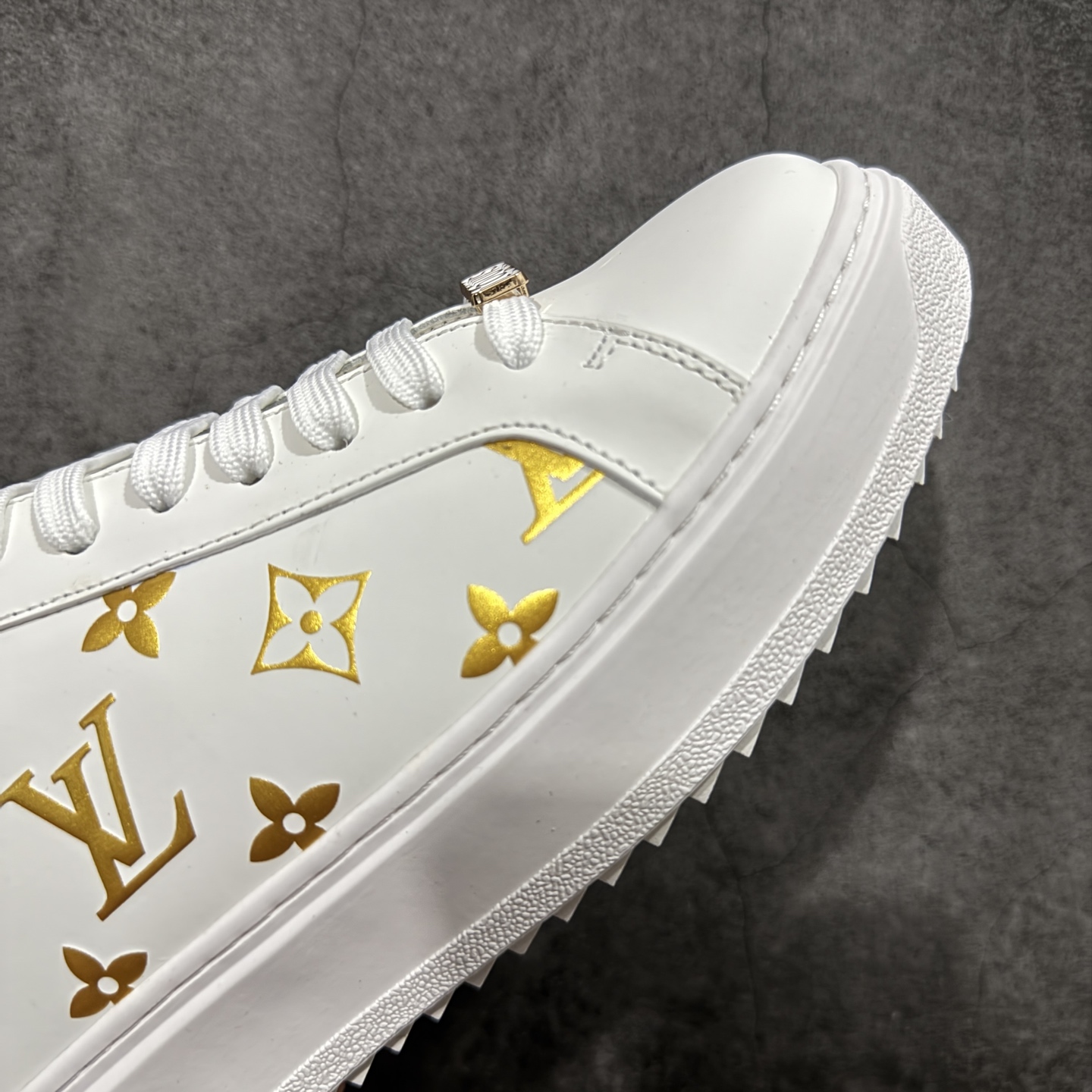 图片[6]-【莞产礼盒版】Louis Vuitton New Arrival 系列 LV Time Out 情侣小白鞋 ✦ 小白鞋正统线条：干净、高级、显脚瘦 ✦ 经典 Monogram 老花：辨识度满分，一眼奢侈 ✦ 进口头层小牛皮鞋面：细腻、柔韧、鞋面更挺括 ✦ 羊皮内里：脚感软糯不磨脚，全天穿无压力 ✦ 原楦开发：版型挺拔、比例更精致 ✦ 鞋边立体雕花纹理：细节完全到位，质感直观可见 ✦ 轻量橡胶大底：抓地防滑，上脚轻盈不累 ✦ 情侣款百搭属性：通勤、休闲、旅行全能搭配 ✦ 专柜级包装：原装鞋盒 / 防尘袋 / 配件齐全 尺码：35-45-选品中心