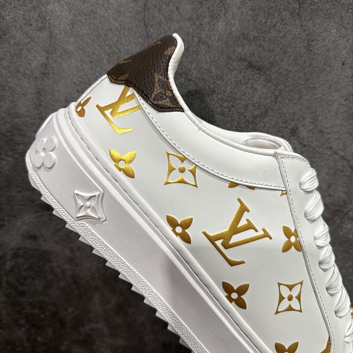 图片[7]-【莞产礼盒版】Louis Vuitton New Arrival 系列 LV Time Out 情侣小白鞋 ✦ 小白鞋正统线条：干净、高级、显脚瘦 ✦ 经典 Monogram 老花：辨识度满分，一眼奢侈 ✦ 进口头层小牛皮鞋面：细腻、柔韧、鞋面更挺括 ✦ 羊皮内里：脚感软糯不磨脚，全天穿无压力 ✦ 原楦开发：版型挺拔、比例更精致 ✦ 鞋边立体雕花纹理：细节完全到位，质感直观可见 ✦ 轻量橡胶大底：抓地防滑，上脚轻盈不累 ✦ 情侣款百搭属性：通勤、休闲、旅行全能搭配 ✦ 专柜级包装：原装鞋盒 / 防尘袋 / 配件齐全 尺码：35-45-选品中心