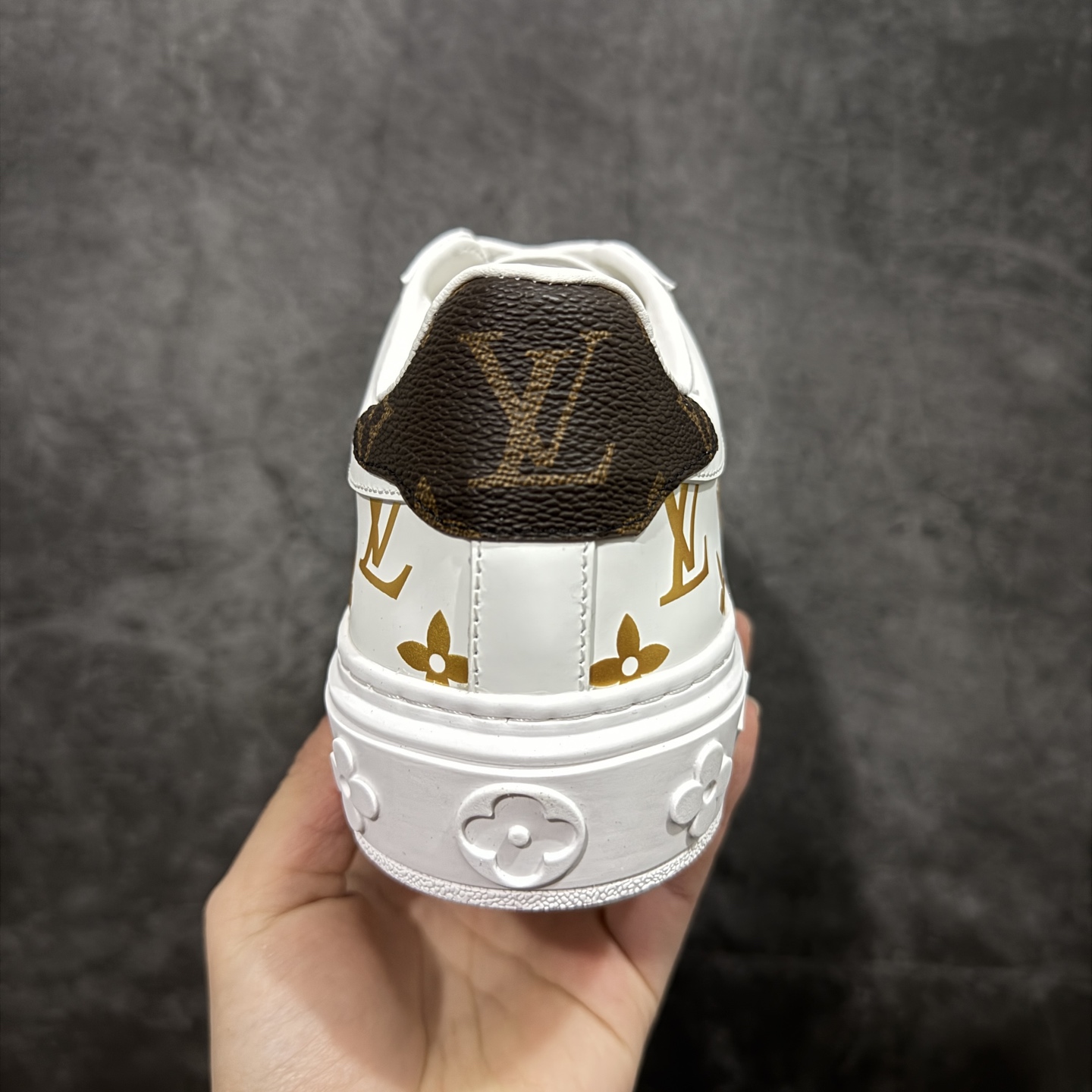 图片[4]-【莞产礼盒版】Louis Vuitton New Arrival 系列 LV Time Out 情侣小白鞋 ✦ 小白鞋正统线条：干净、高级、显脚瘦 ✦ 经典 Monogram 老花：辨识度满分，一眼奢侈 ✦ 进口头层小牛皮鞋面：细腻、柔韧、鞋面更挺括 ✦ 羊皮内里：脚感软糯不磨脚，全天穿无压力 ✦ 原楦开发：版型挺拔、比例更精致 ✦ 鞋边立体雕花纹理：细节完全到位，质感直观可见 ✦ 轻量橡胶大底：抓地防滑，上脚轻盈不累 ✦ 情侣款百搭属性：通勤、休闲、旅行全能搭配 ✦ 专柜级包装：原装鞋盒 / 防尘袋 / 配件齐全 尺码：35-45-选品中心