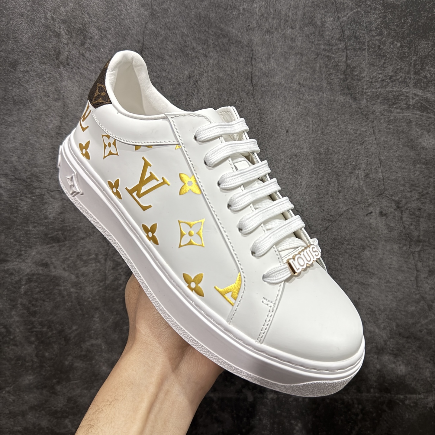 图片[3]-【莞产礼盒版】Louis Vuitton New Arrival 系列 LV Time Out 情侣小白鞋 ✦ 小白鞋正统线条：干净、高级、显脚瘦 ✦ 经典 Monogram 老花：辨识度满分，一眼奢侈 ✦ 进口头层小牛皮鞋面：细腻、柔韧、鞋面更挺括 ✦ 羊皮内里：脚感软糯不磨脚，全天穿无压力 ✦ 原楦开发：版型挺拔、比例更精致 ✦ 鞋边立体雕花纹理：细节完全到位，质感直观可见 ✦ 轻量橡胶大底：抓地防滑，上脚轻盈不累 ✦ 情侣款百搭属性：通勤、休闲、旅行全能搭配 ✦ 专柜级包装：原装鞋盒 / 防尘袋 / 配件齐全 尺码：35-45-选品中心