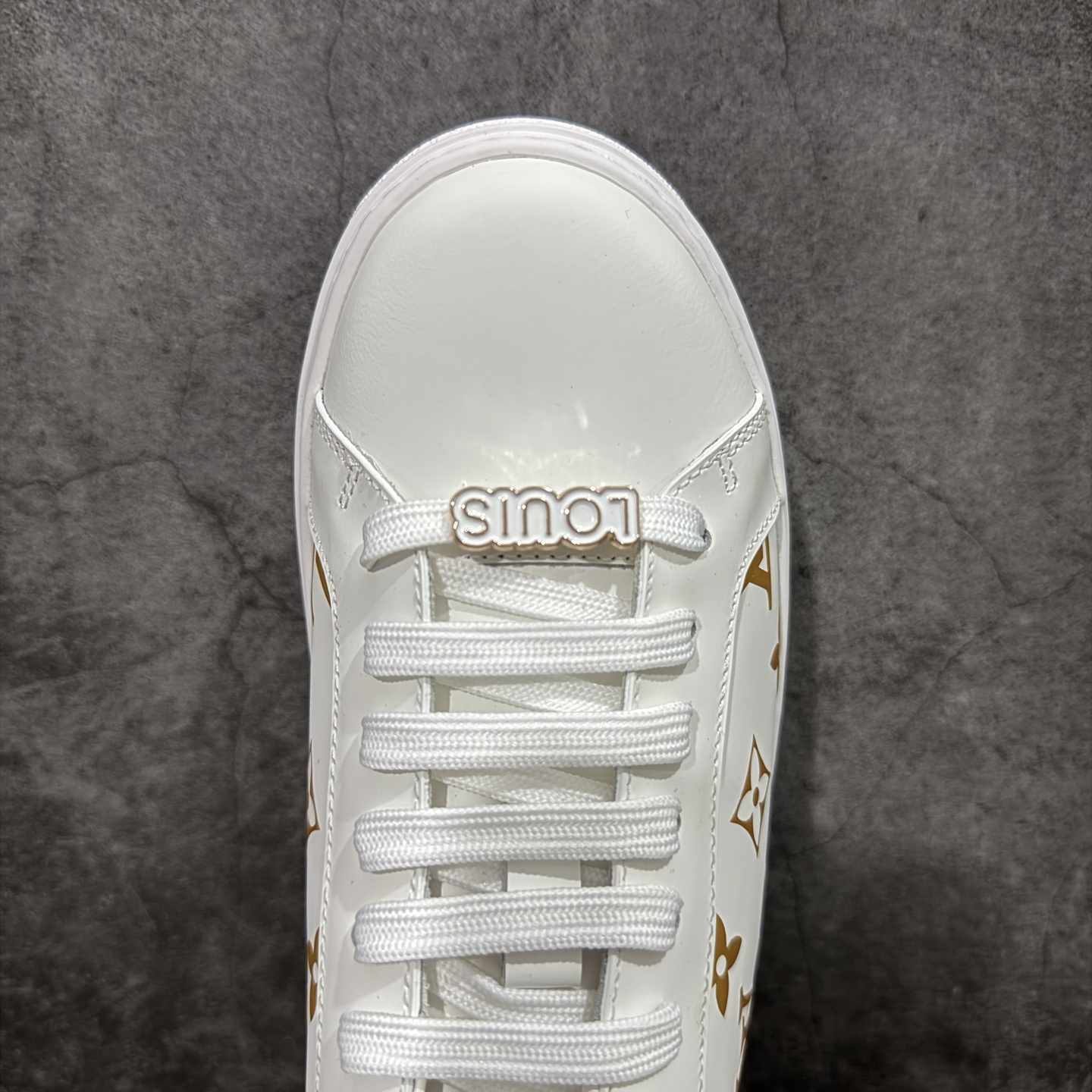 图片[5]-【莞产礼盒版】Louis Vuitton New Arrival 系列 LV Time Out 情侣小白鞋 ✦ 小白鞋正统线条：干净、高级、显脚瘦 ✦ 经典 Monogram 老花：辨识度满分，一眼奢侈 ✦ 进口头层小牛皮鞋面：细腻、柔韧、鞋面更挺括 ✦ 羊皮内里：脚感软糯不磨脚，全天穿无压力 ✦ 原楦开发：版型挺拔、比例更精致 ✦ 鞋边立体雕花纹理：细节完全到位，质感直观可见 ✦ 轻量橡胶大底：抓地防滑，上脚轻盈不累 ✦ 情侣款百搭属性：通勤、休闲、旅行全能搭配 ✦ 专柜级包装：原装鞋盒 / 防尘袋 / 配件齐全 尺码：35-45-选品中心