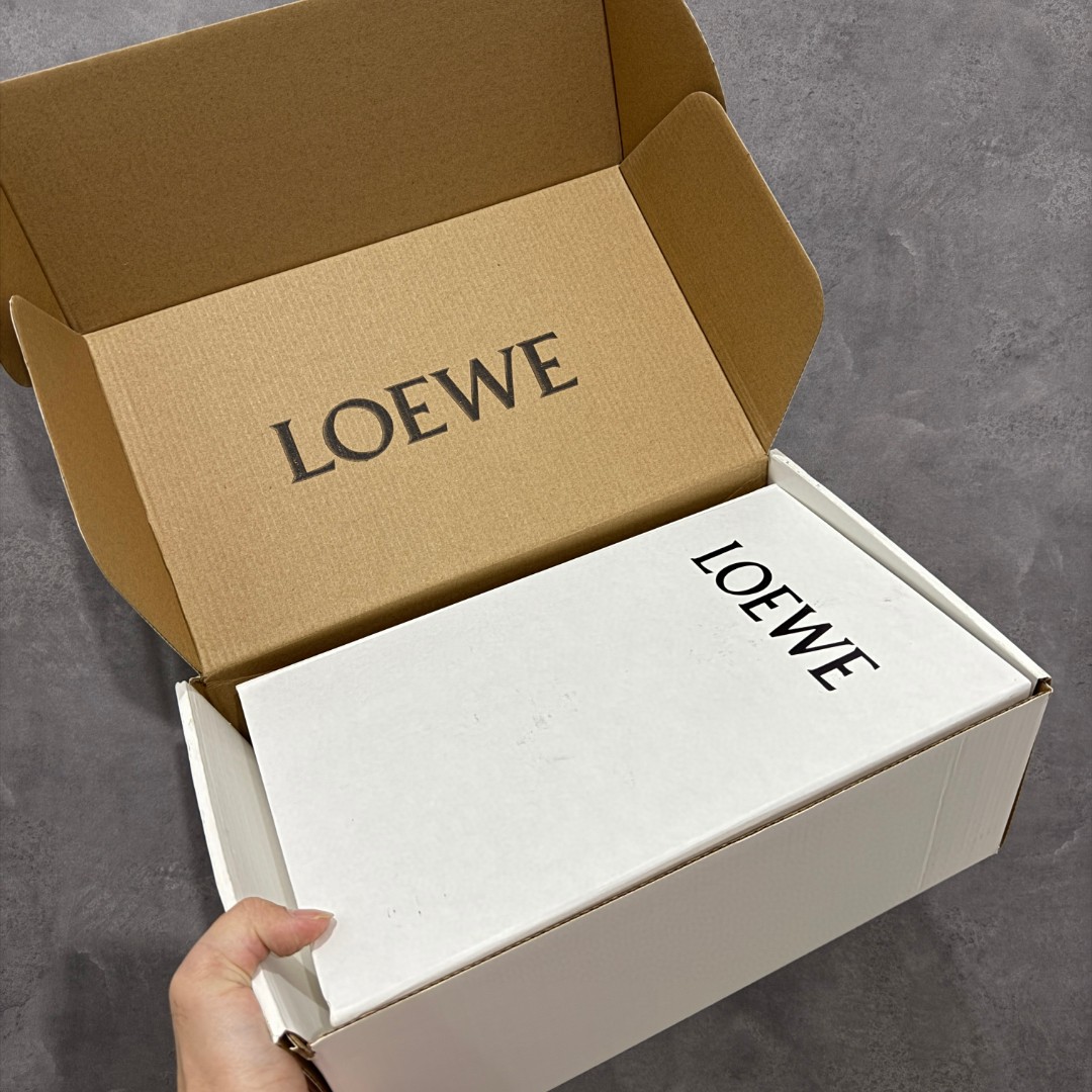 图片[9]-【海淘代购版】罗意威LOEWE 2025 | Ballet Runner2.0 新款芭蕾舞鞋 目前市场最优品质 细节完美 裁边清洁度超高 无毛边 代购专供品质 原版私模大底 版型和材质均1比1完美复刻 内里全包头层小羊皮 作为LOEWE的标志性设计 超柔软，轻便且灵活的鞋底，新的波浪纹理橡胶外底，延伸至鞋头，升级的柔软皮革内衬和鞋床，提供最大舒适感，后跟有3D注塑橡胶徽标，真皮和皮料混搭彰显复古风格 内增高拼色德训鞋 阿甘鞋 小白鞋 拼色拼接鞋面 非常高级隐藏式小内增高 脚后跟设计新颖 柔软舒适 会被评为年度最舒适的暴走鞋 如履平地 原版细节 鞋面由进口麂皮 牛皮 原版布拼接 牛皮垫脚 原版定制磨具组合大底 原盒包装 ms内娱明星杨幂等众多同款上脚 小红书 一系列素材图 极具爆款。 尺码 35-45-选品中心