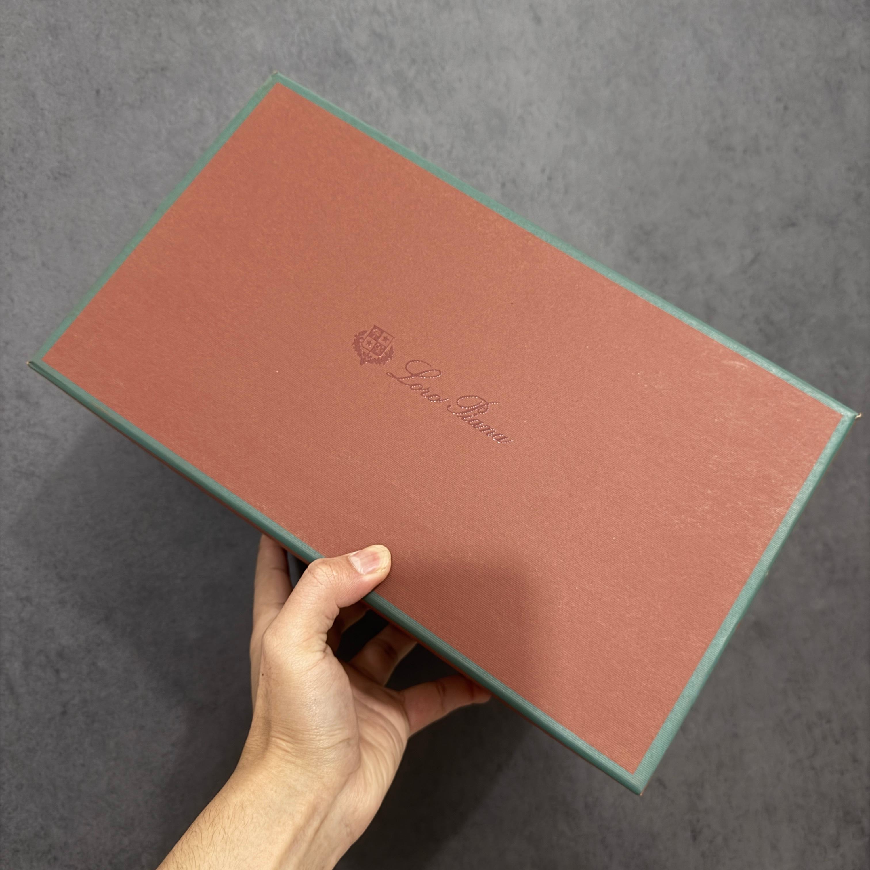 图片[7]-【莞产纯原】Loro Piana Nantucket Walk 圆头系带 低帮 帆布鞋 莞产顶级版本高级包装 老钱帆布鞋 关于鞋的审美和选择也是一种自我表达26年春夏新款系列，春夏刚好是穿帆布鞋的季节，上脚休闲时髦又老钱，帆布并不就代表廉价抵挡呀，随性自如地融入日常，高阶审美的哦 真皮中底，鞋底一圈上线不开胶。 面料：帆布 内里：纯棉布 鞋垫：亚麻 牛皮中底 货号：FAN8505K468 尺码：35-44-莆田鞋