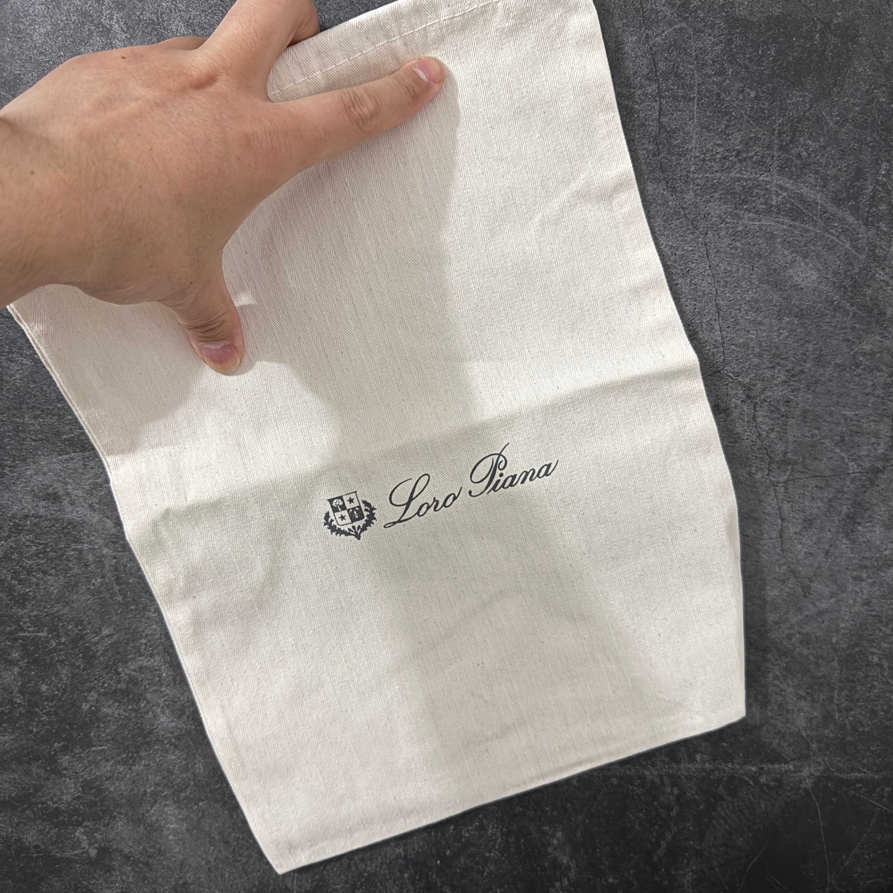图片[5]-【莞产纯原】Loro Piana Nantucket Walk 圆头系带 低帮 帆布鞋 莞产顶级版本高级包装 老钱帆布鞋 关于鞋的审美和选择也是一种自我表达26年春夏新款系列，春夏刚好是穿帆布鞋的季节，上脚休闲时髦又老钱，帆布并不就代表廉价抵挡呀，随性自如地融入日常，高阶审美的哦 真皮中底，鞋底一圈上线不开胶。 面料：帆布 内里：纯棉布 鞋垫：亚麻 牛皮中底 货号：FAN8505K468 尺码：35-44-莆田鞋