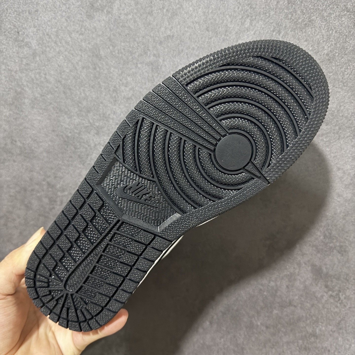 图片[9]-【公司级】Air Jordan 1 Low 乔1 AJ1低帮板鞋 原鞋原档案开发 原档冲孔鞋头 鞋垫背胶工艺 四线拉帮工艺 中底走线规整 原厂织唛标 鞋舌高弹海绵填充 货号：IR2278-100 尺码：36 36.5 37.5 38 38.5 39 40 40.5 41 42 42.5 43 44 44.5 45 46-选品中心
