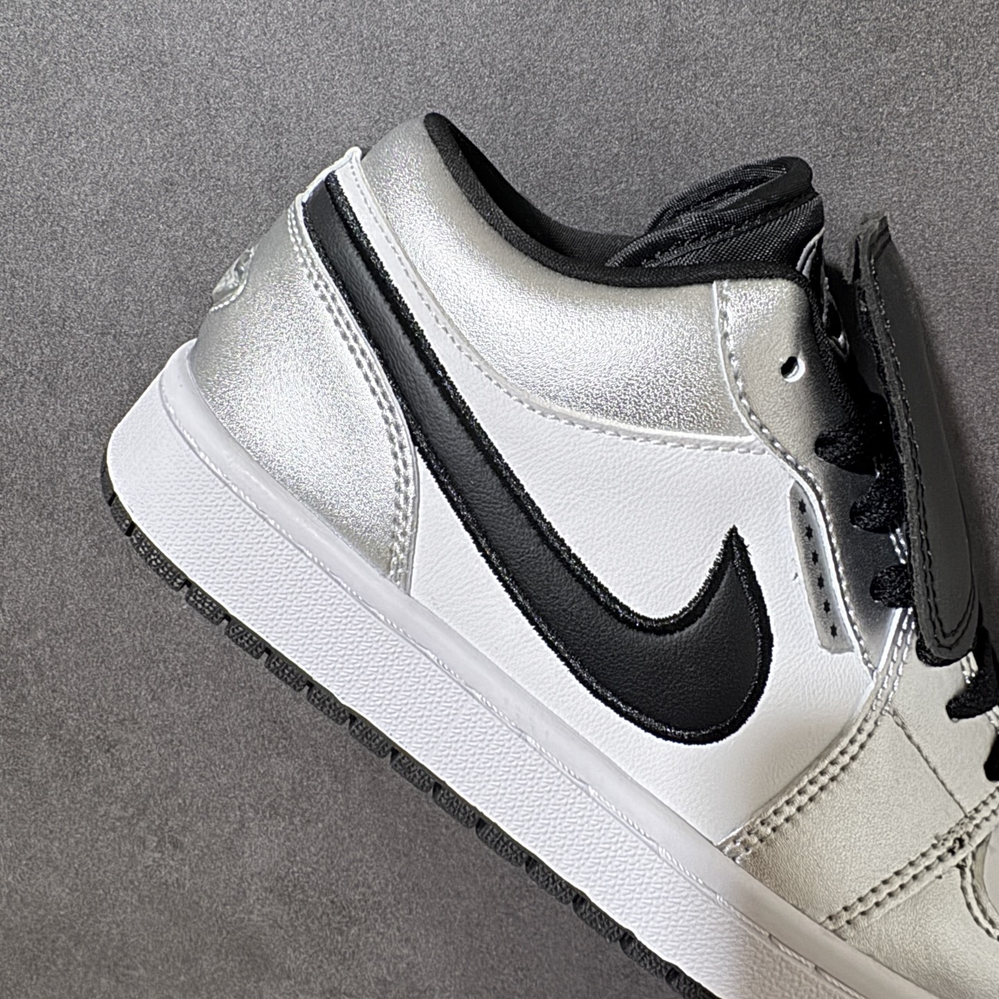 图片[7]-【公司级】Air Jordan 1 Low 乔1 AJ1低帮板鞋 原鞋原档案开发 原档冲孔鞋头 鞋垫背胶工艺 四线拉帮工艺 中底走线规整 原厂织唛标 鞋舌高弹海绵填充 货号：IR2278-100 尺码：36 36.5 37.5 38 38.5 39 40 40.5 41 42 42.5 43 44 44.5 45 46-选品中心