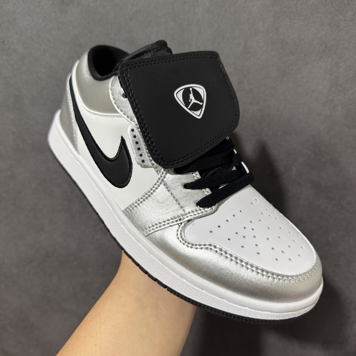 图片[3]-【公司级】Air Jordan 1 Low 乔1 AJ1低帮板鞋 原鞋原档案开发 原档冲孔鞋头 鞋垫背胶工艺 四线拉帮工艺 中底走线规整 原厂织唛标 鞋舌高弹海绵填充 货号：IR2278-100 尺码：36 36.5 37.5 38 38.5 39 40 40.5 41 42 42.5 43 44 44.5 45 46-选品中心