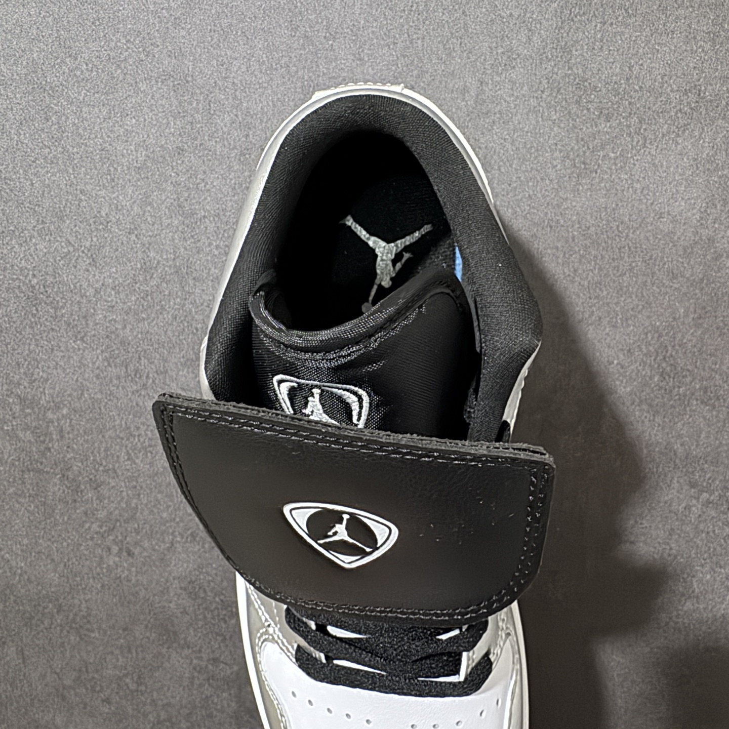 图片[6]-【公司级】Air Jordan 1 Low 乔1 AJ1低帮板鞋 原鞋原档案开发 原档冲孔鞋头 鞋垫背胶工艺 四线拉帮工艺 中底走线规整 原厂织唛标 鞋舌高弹海绵填充 货号：IR2278-100 尺码：36 36.5 37.5 38 38.5 39 40 40.5 41 42 42.5 43 44 44.5 45 46-选品中心