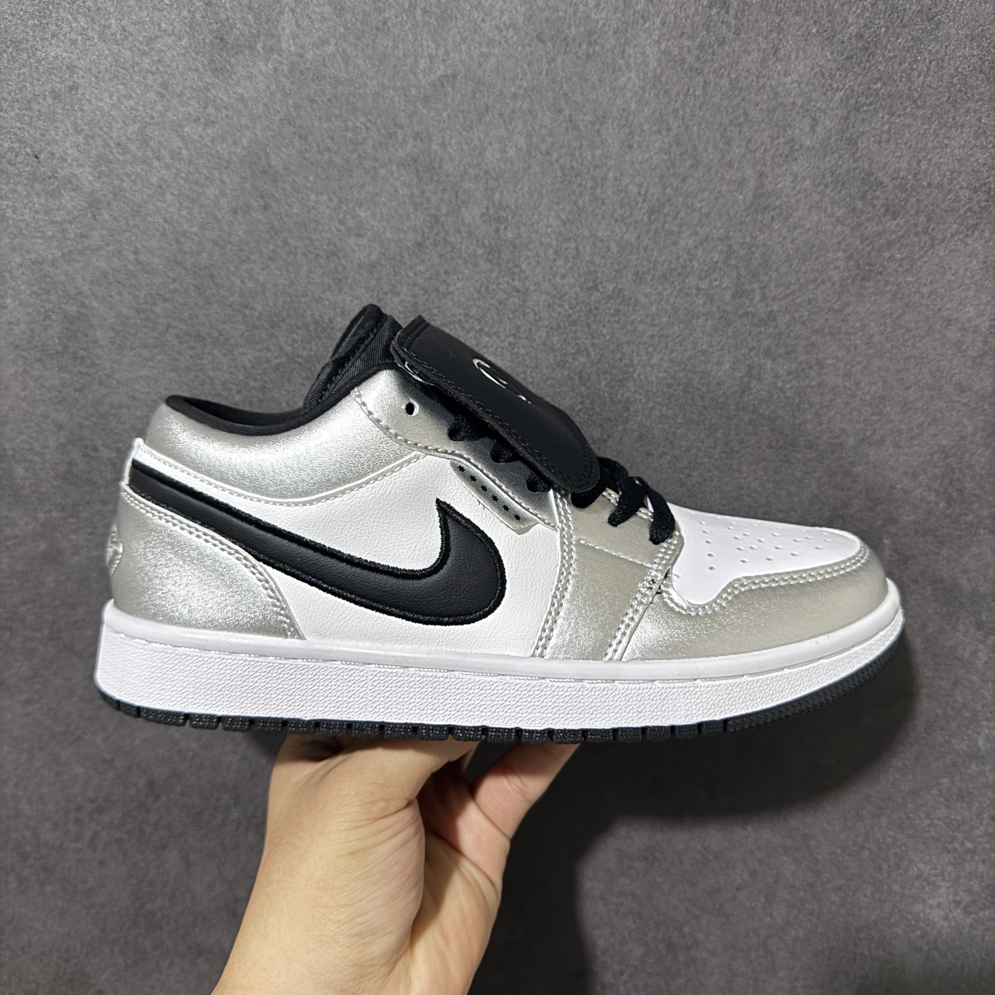 【公司级】Air Jordan 1 Low 乔1 AJ1低帮板鞋 原鞋原档案开发 原档冲孔鞋头 鞋垫背胶工艺 四线拉帮工艺 中底走线规整 原厂织唛标 鞋舌高弹海绵填充 货号：IR2278-100 尺码：36 36.5 37.5 38 38.5 39 40 40.5 41 42 42.5 43 44 44.5 45 46-选品中心