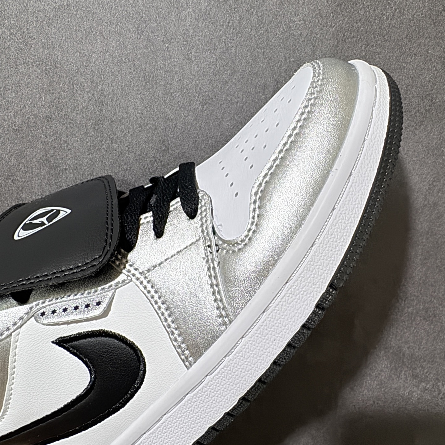图片[8]-【公司级】Air Jordan 1 Low 乔1 AJ1低帮板鞋 原鞋原档案开发 原档冲孔鞋头 鞋垫背胶工艺 四线拉帮工艺 中底走线规整 原厂织唛标 鞋舌高弹海绵填充 货号：IR2278-100 尺码：36 36.5 37.5 38 38.5 39 40 40.5 41 42 42.5 43 44 44.5 45 46-选品中心